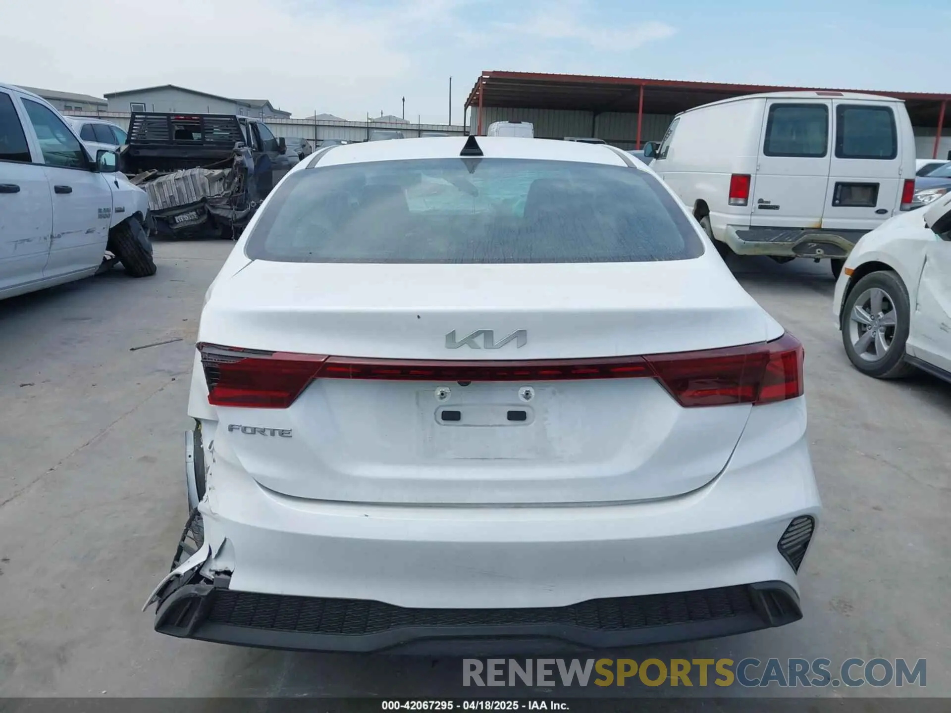 17 fotografías del automóvil dañado 3KPF24AD8RE728019 KIA FORTE 2024