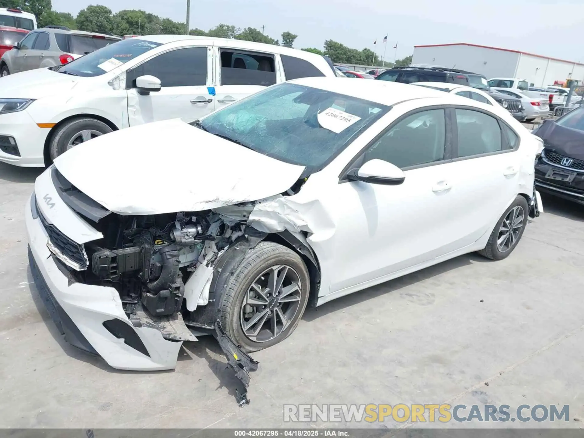 2 fotografías del automóvil dañado 3KPF24AD8RE728019 KIA FORTE 2024