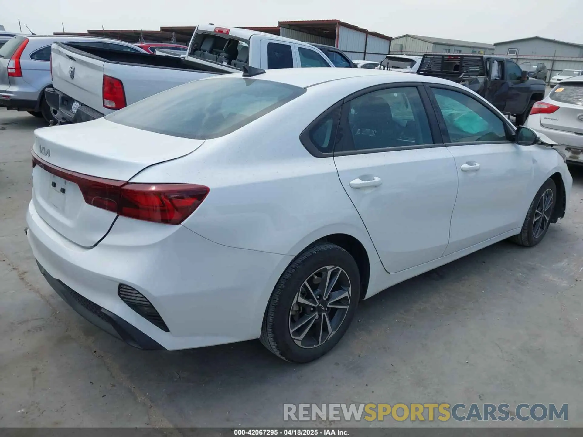 4 fotografías del automóvil dañado 3KPF24AD8RE728019 KIA FORTE 2024