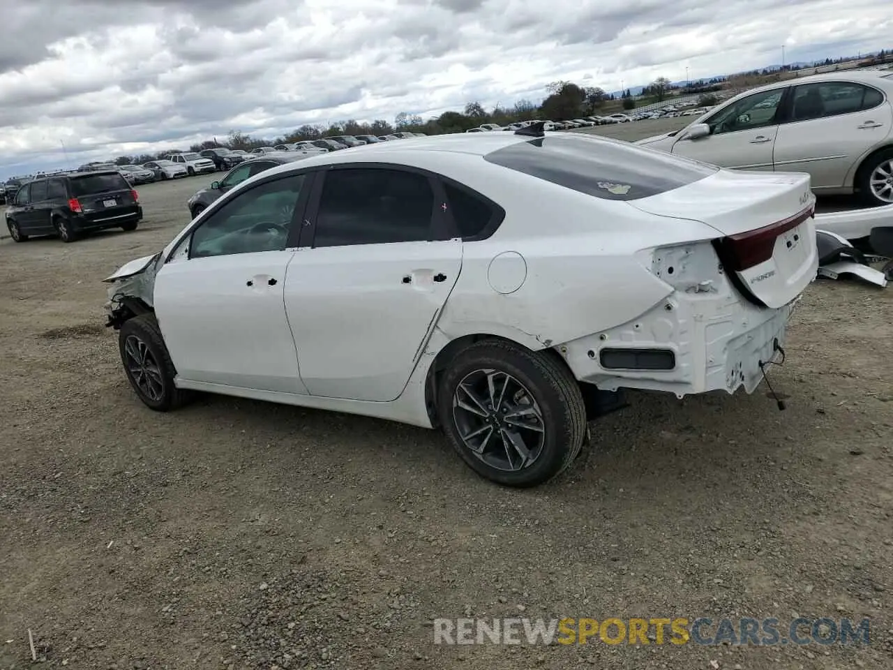 2 fotografías del automóvil dañado 3KPF24AD9RE727445 KIA FORTE 2024