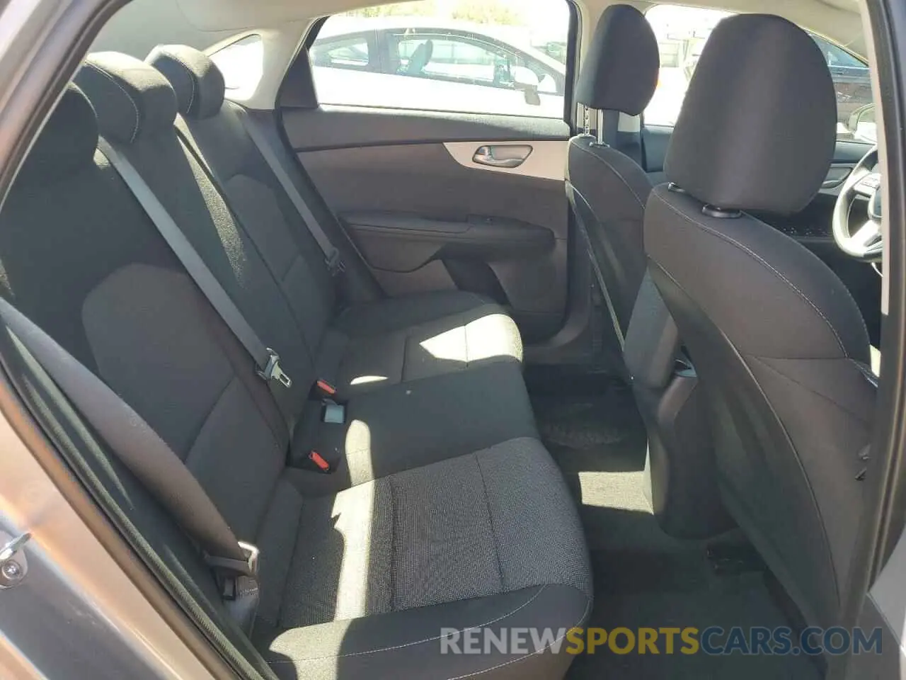 10 fotografías del automóvil dañado 3KPF24AD9RE784518 KIA FORTE 2024