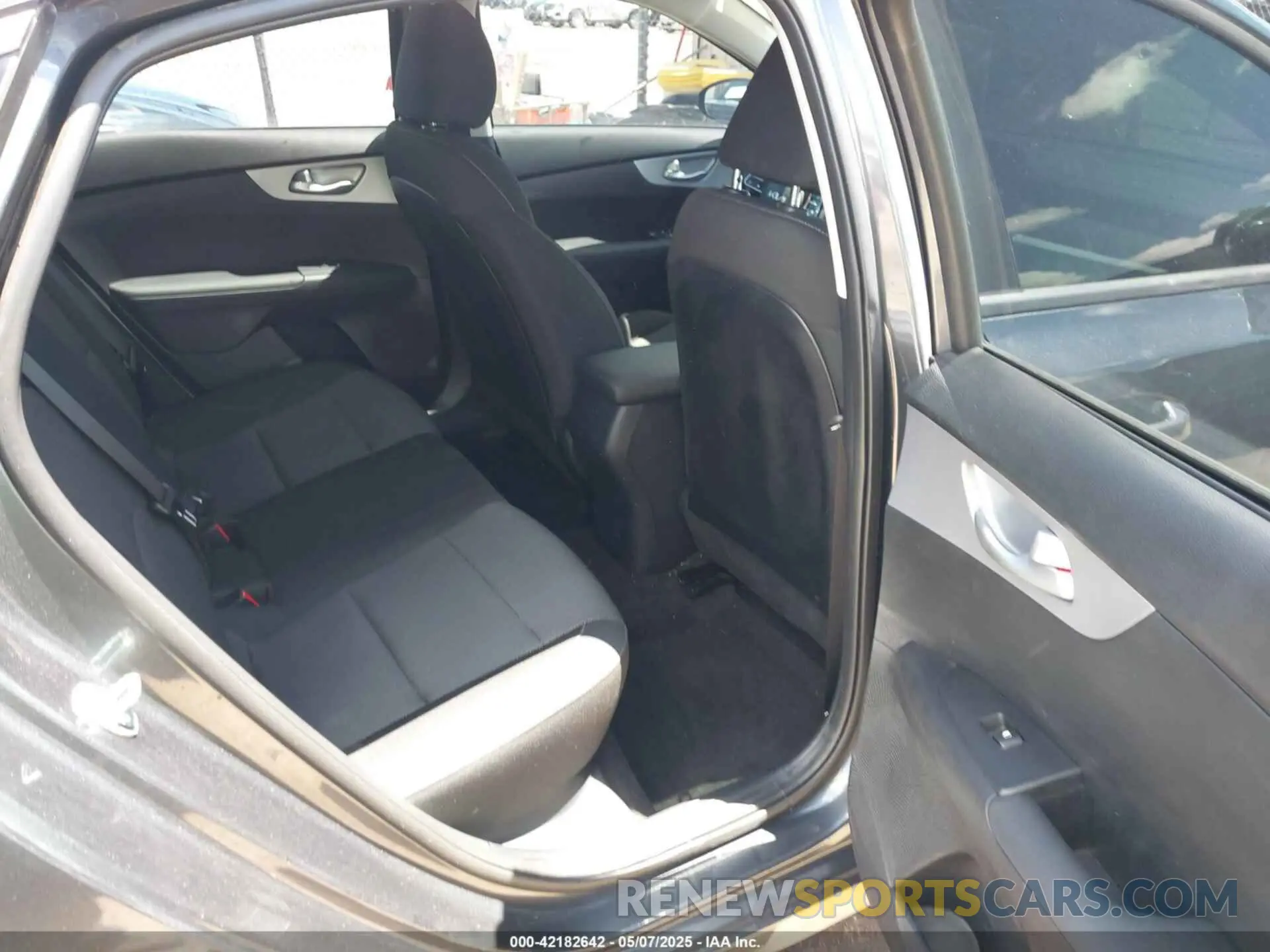 8 fotografías del automóvil dañado 3KPF24AD9RE819395 KIA FORTE 2024