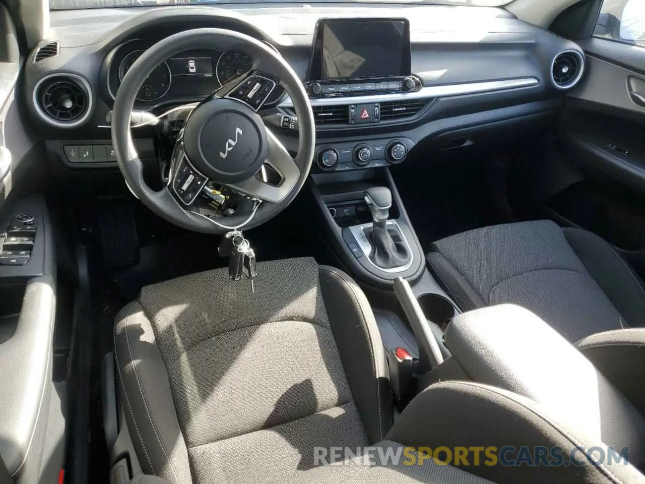 8 fotografías del automóvil dañado 3KPF24ADXRE709083 KIA FORTE 2024