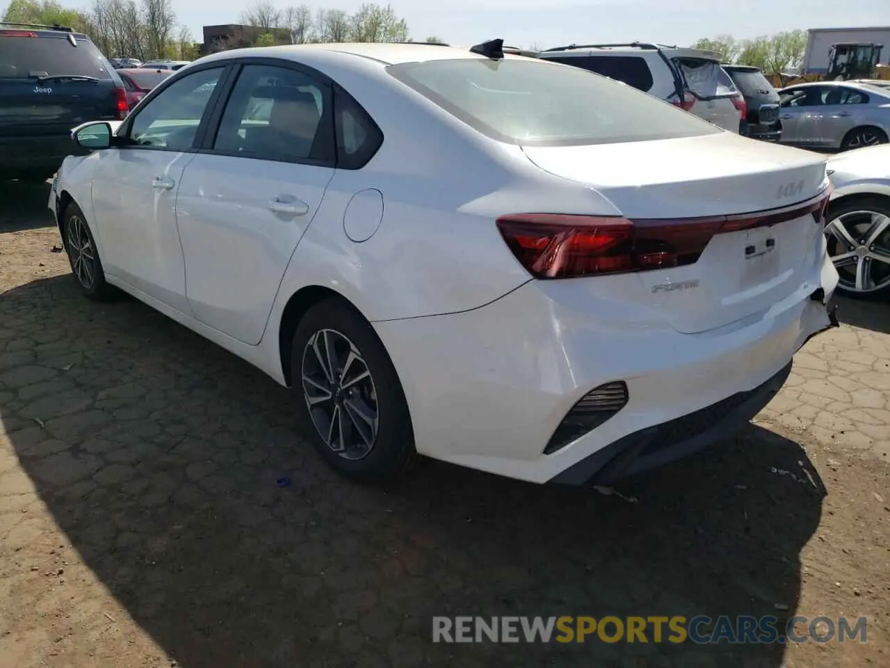 2 fotografías del automóvil dañado 3KPF24ADXRE732458 KIA FORTE 2024