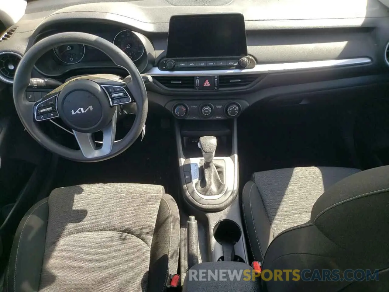 8 fotografías del automóvil dañado 3KPF24ADXRE732458 KIA FORTE 2024