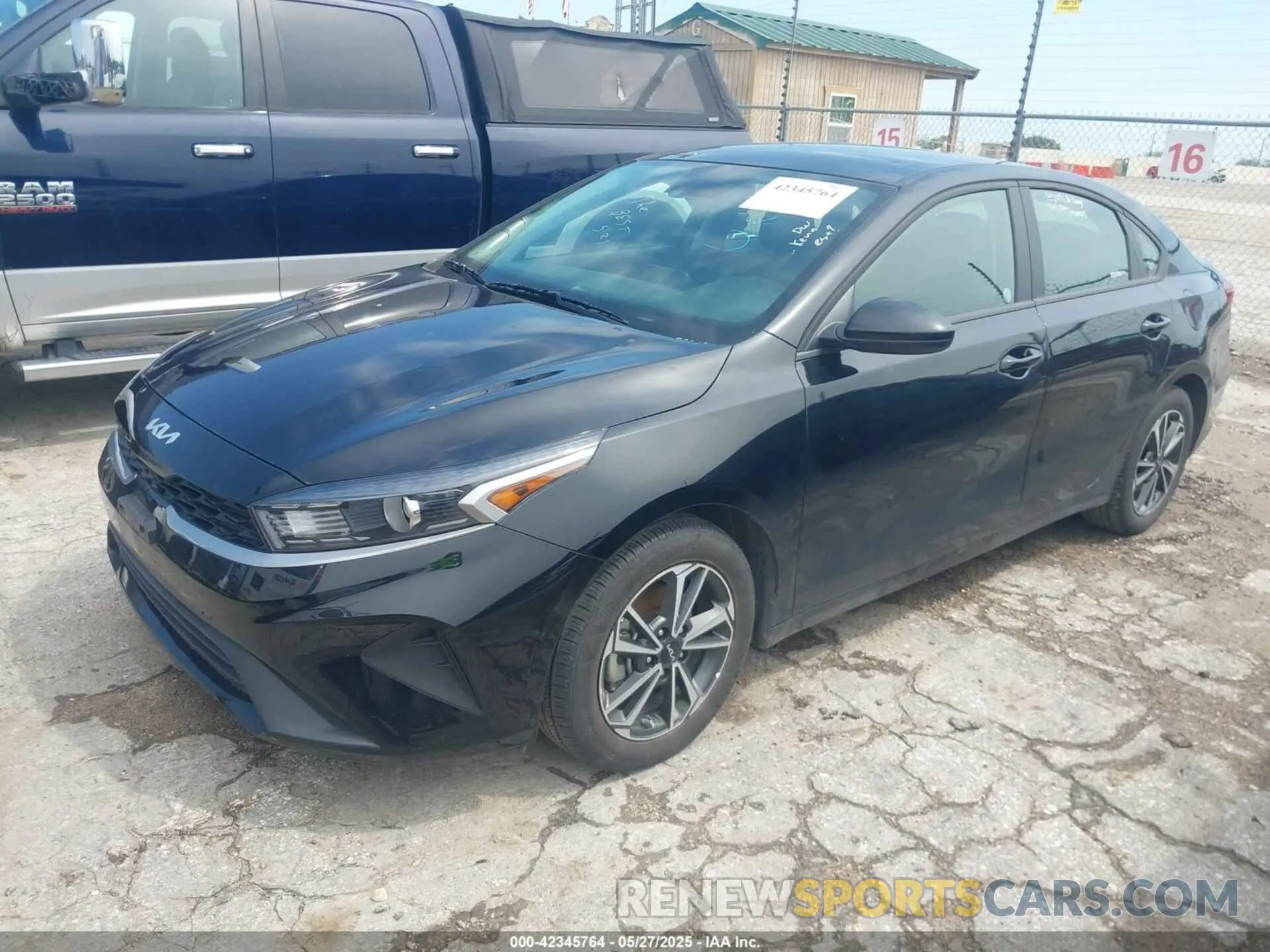 2 fotografías del automóvil dañado 3KPF24ADXRE767226 KIA FORTE 2024