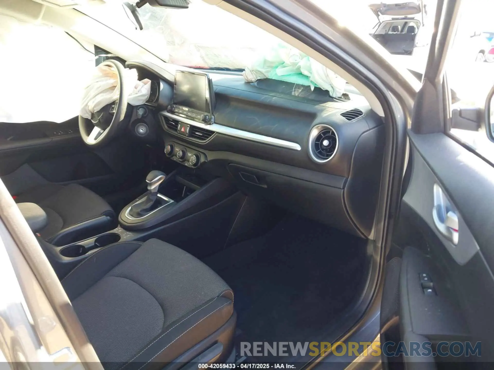 5 fotografías del automóvil dañado 3KPF24ADXRE802833 KIA FORTE 2024