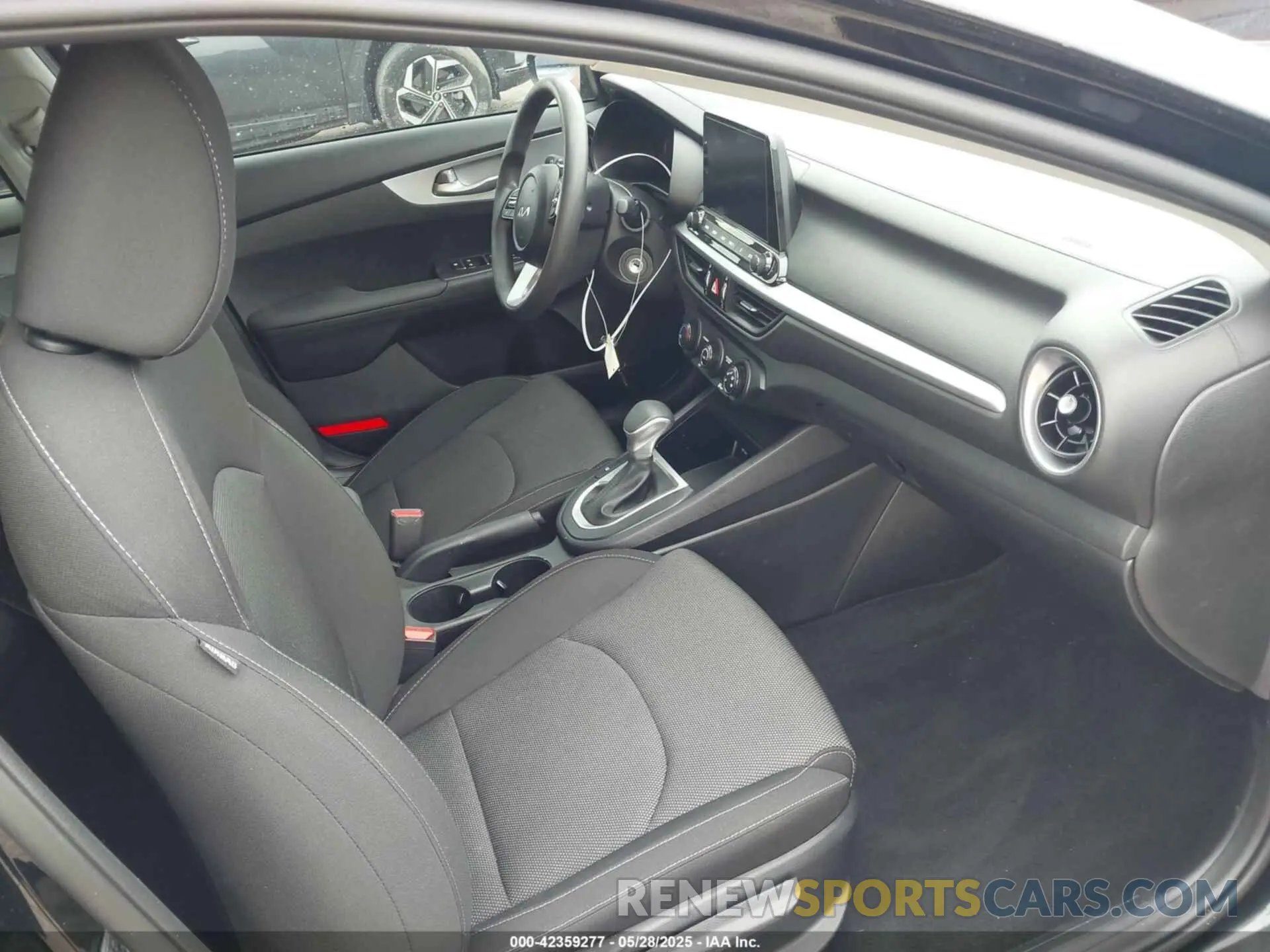5 fotografías del automóvil dañado 3KPF24ADXRE837923 KIA FORTE 2024