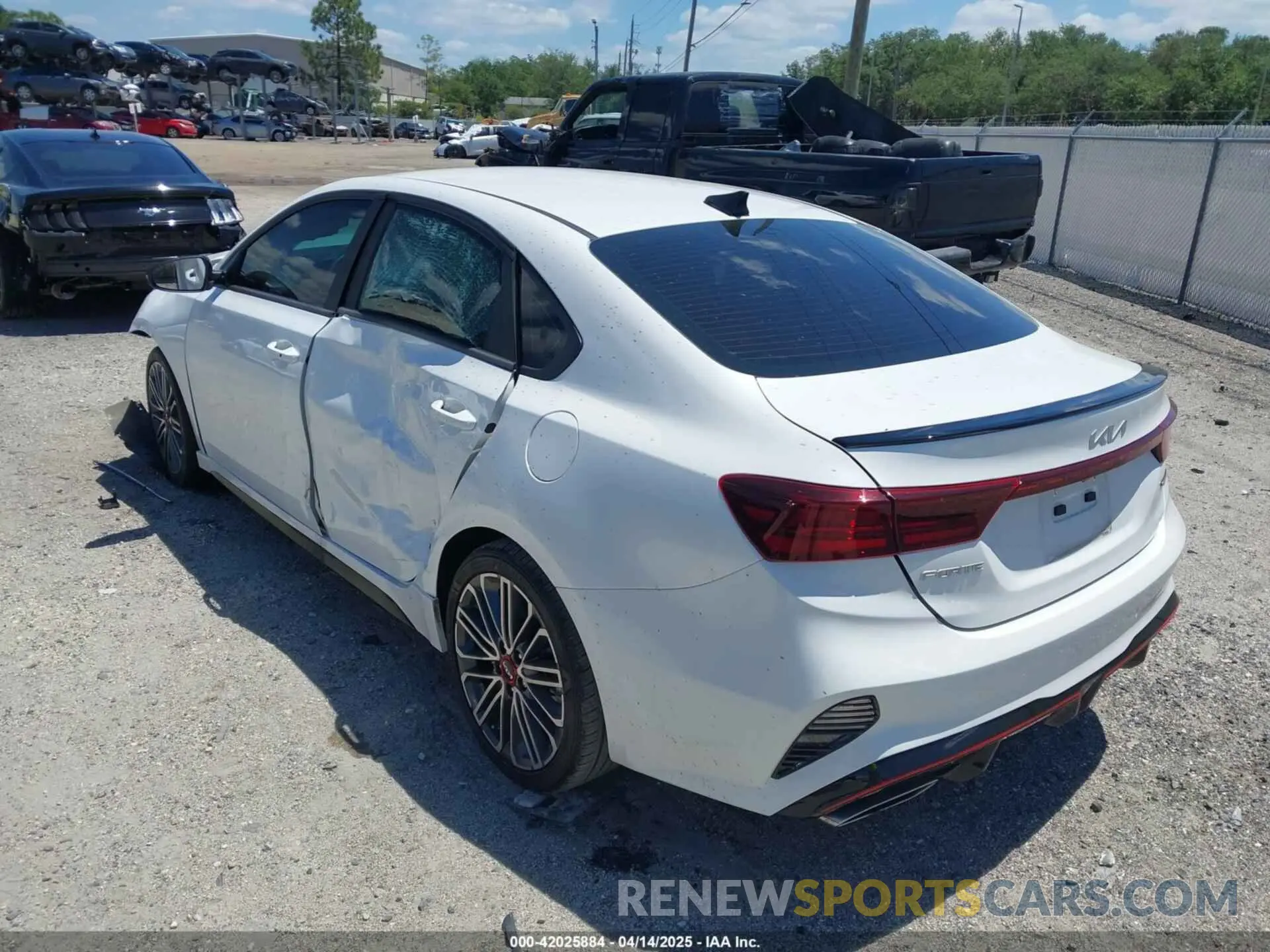 3 fotografías del automóvil dañado 3KPF44AC3RE821239 KIA FORTE 2024
