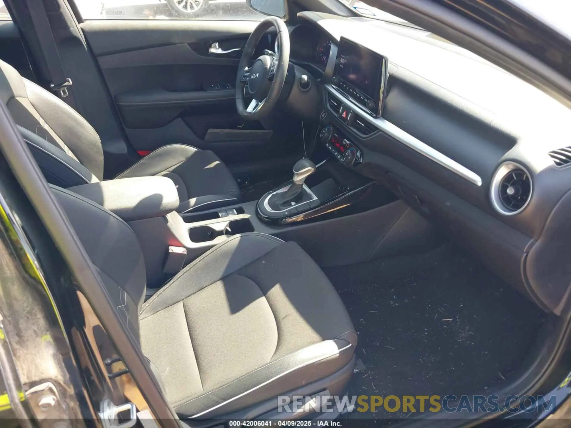 5 fotografías del automóvil dañado 3KPF54AD3RE714214 KIA FORTE 2024