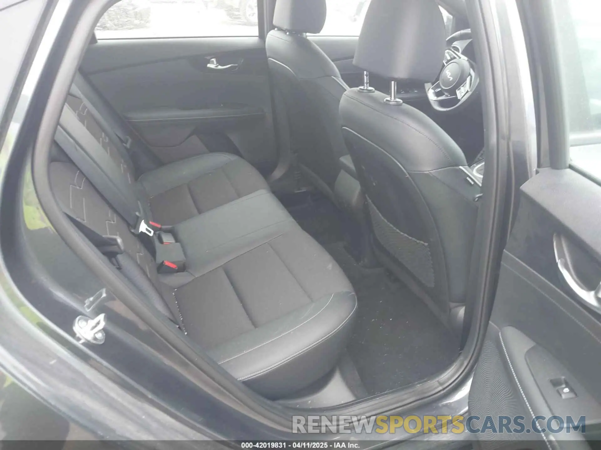 8 fotografías del automóvil dañado 3KPF54AD5RE738272 KIA FORTE 2024