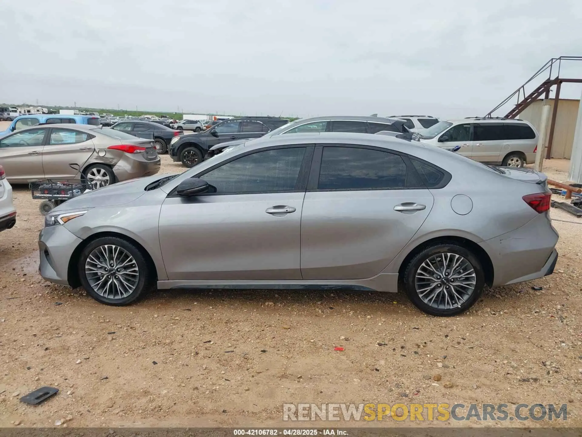 14 fotografías del automóvil dañado 3KPF54AD5RE781672 KIA FORTE 2024