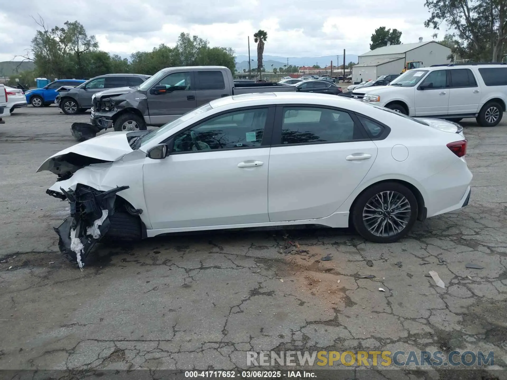 13 fotografías del automóvil dañado 3KPF54AD6RE839935 KIA FORTE 2024