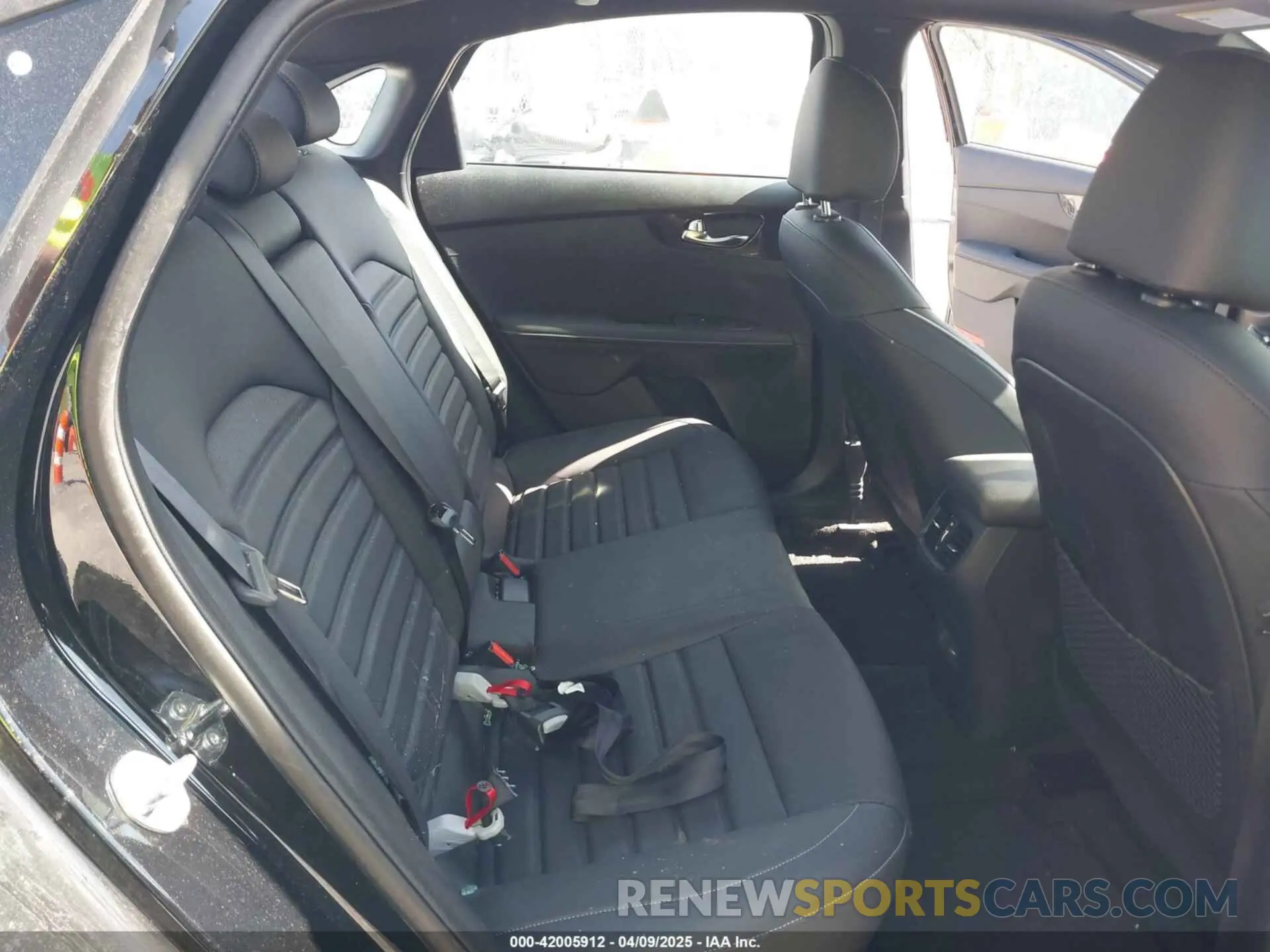8 fotografías del automóvil dañado 3KPF54AD7RE817216 KIA FORTE 2024
