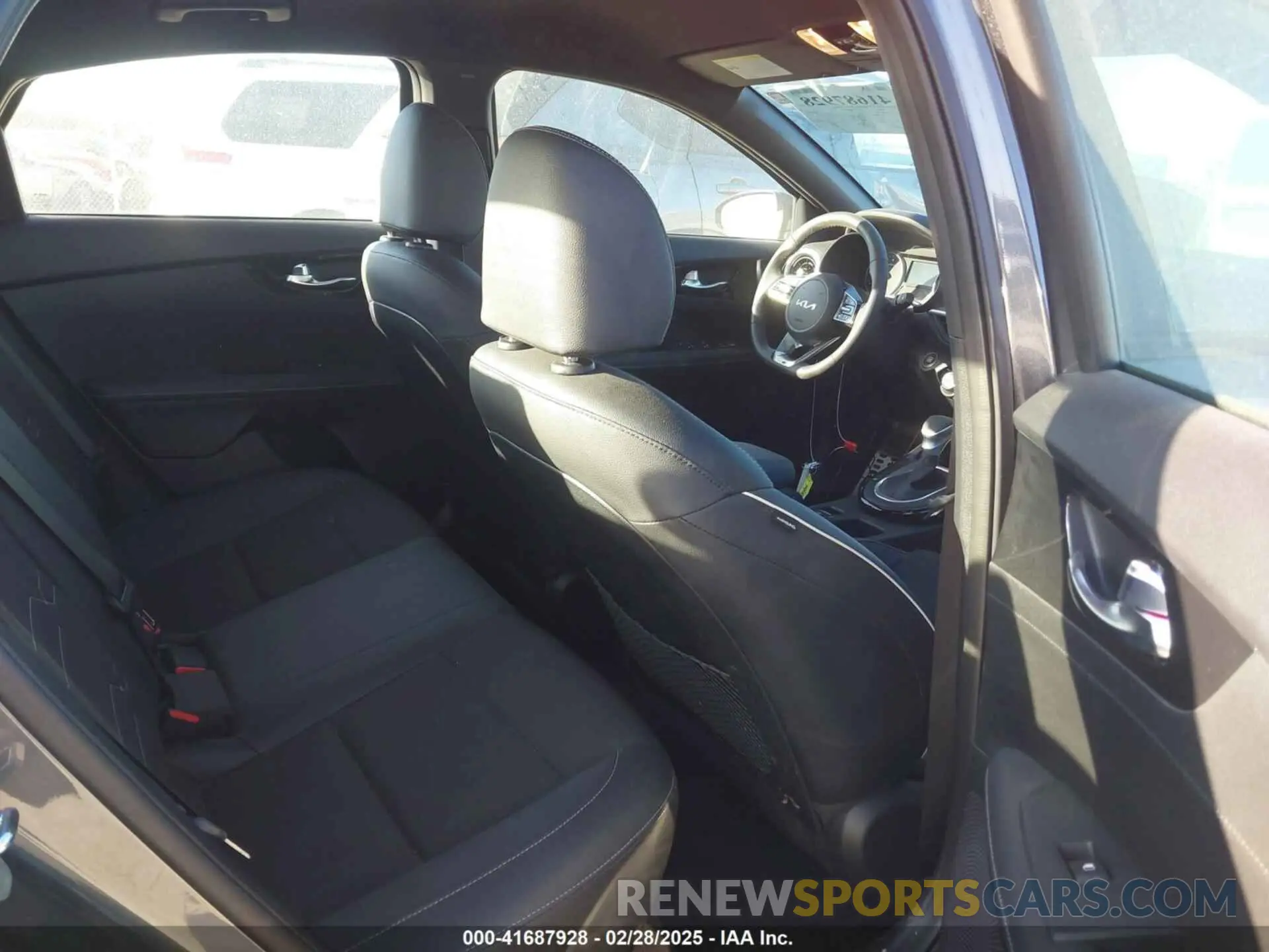 8 fotografías del automóvil dañado 3KPF54AD7RE820116 KIA FORTE 2024