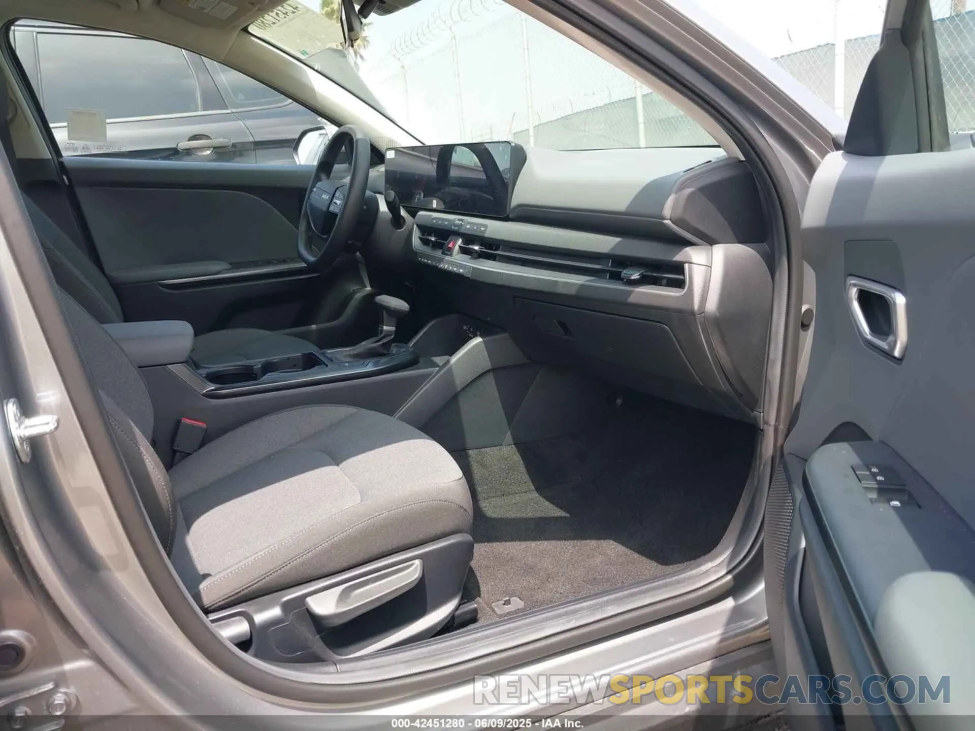 5 fotografías del automóvil dañado 3KPFT4DE1SE094771 KIA K4 2025