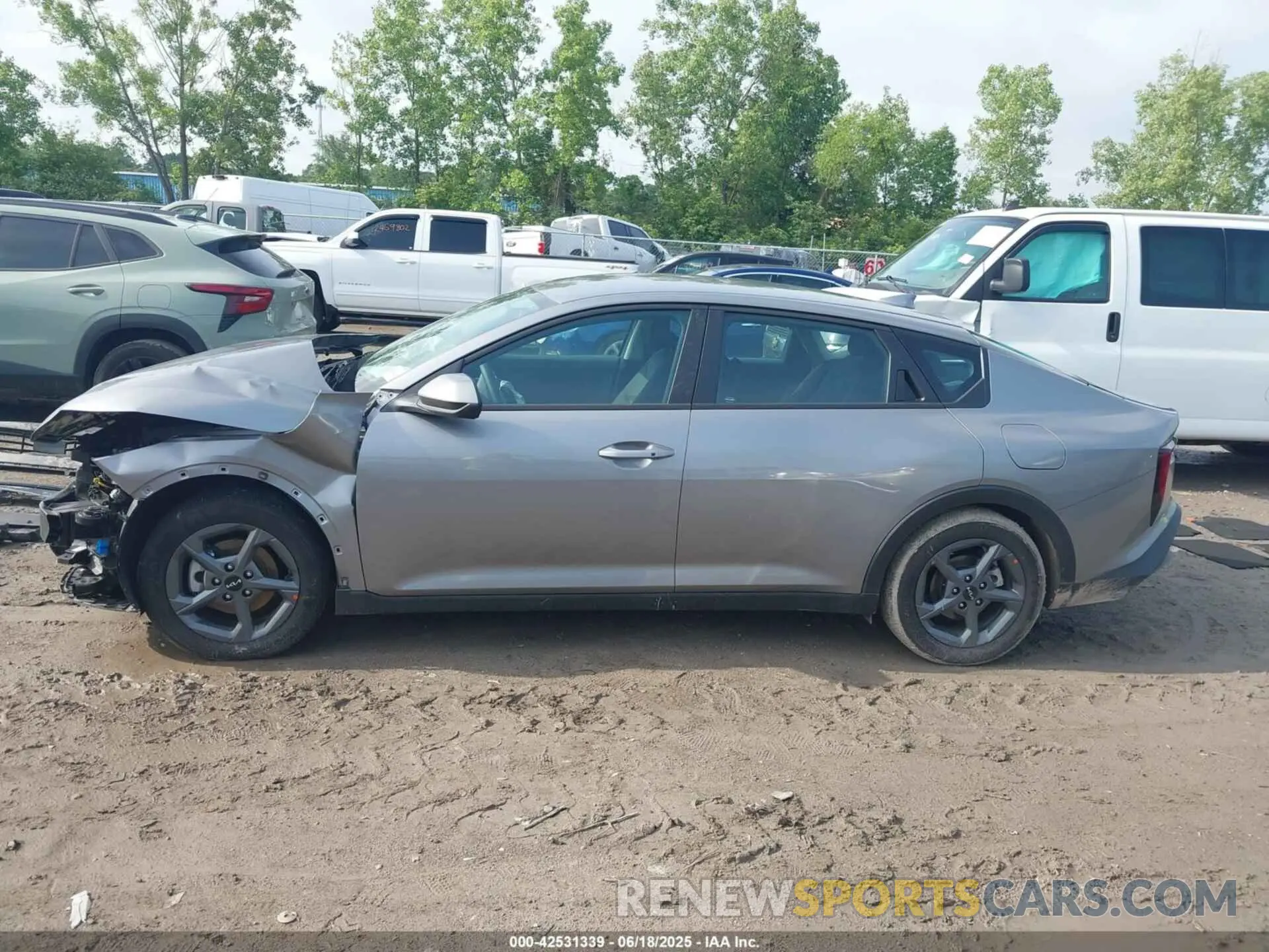 14 fotografías del automóvil dañado 3KPFT4DE1SE116364 KIA K4 2025