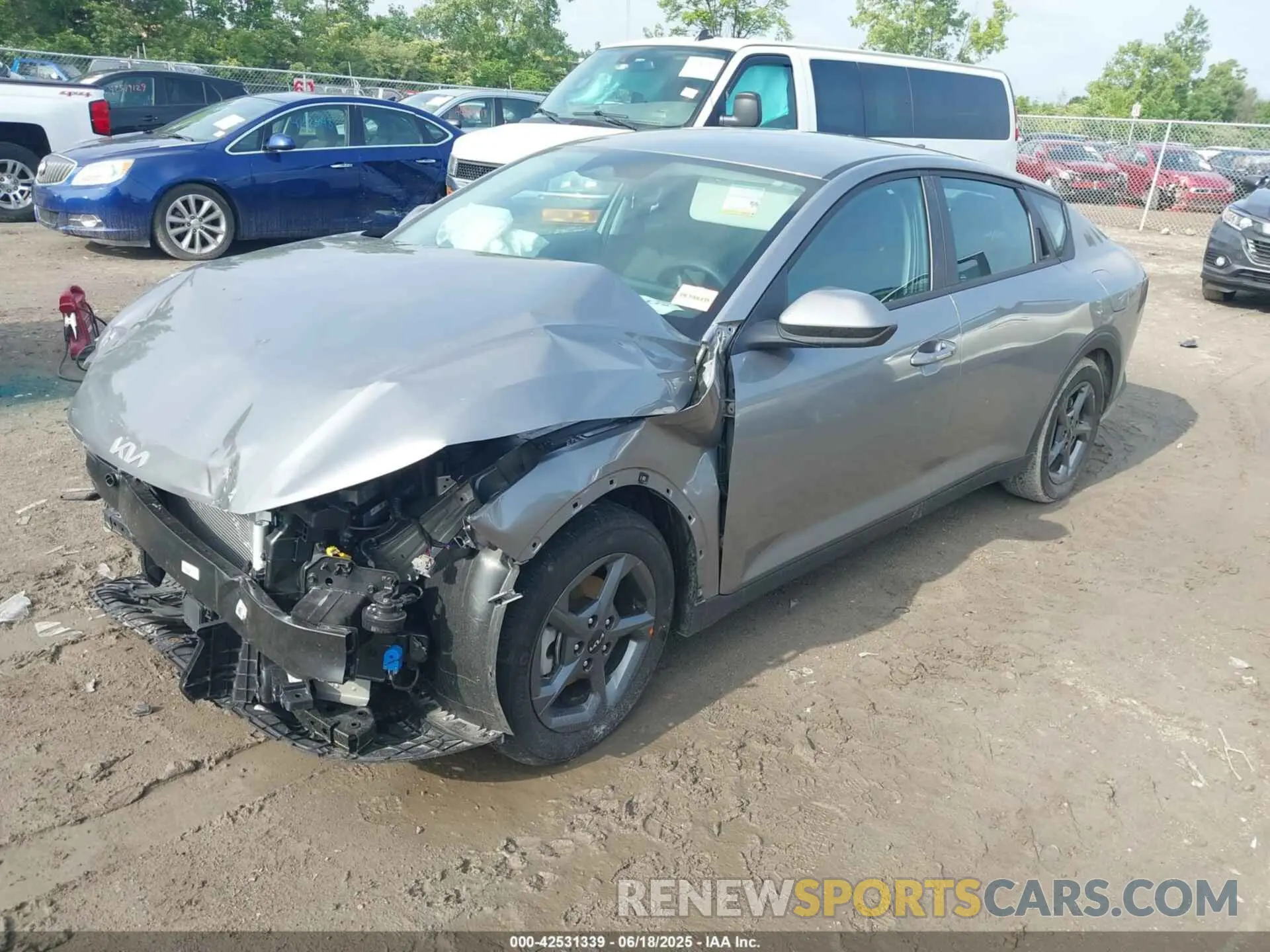 2 fotografías del automóvil dañado 3KPFT4DE1SE116364 KIA K4 2025