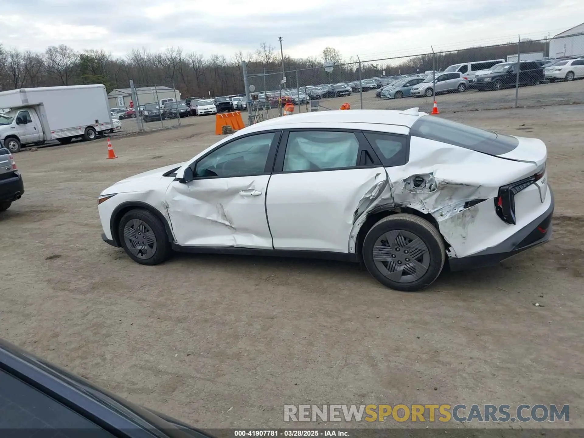 14 fotografías del automóvil dañado 3KPFT4DE2SE014295 KIA K4 2025