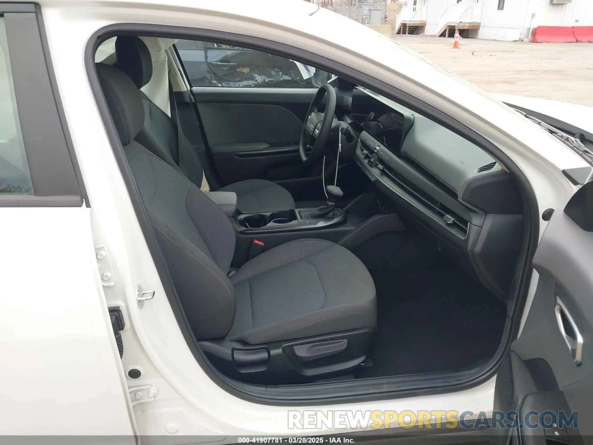 5 fotografías del automóvil dañado 3KPFT4DE2SE014295 KIA K4 2025