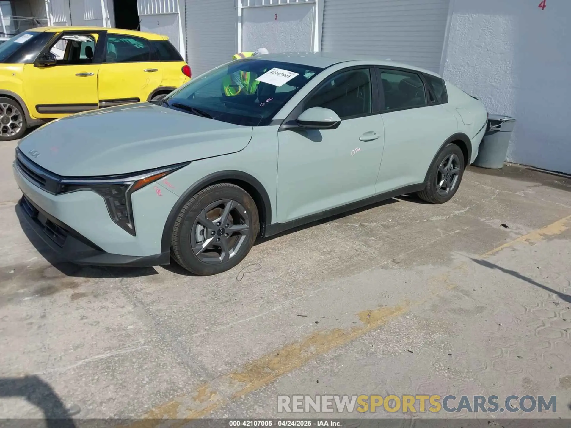 2 fotografías del automóvil dañado 3KPFT4DE4SE003606 KIA K4 2025