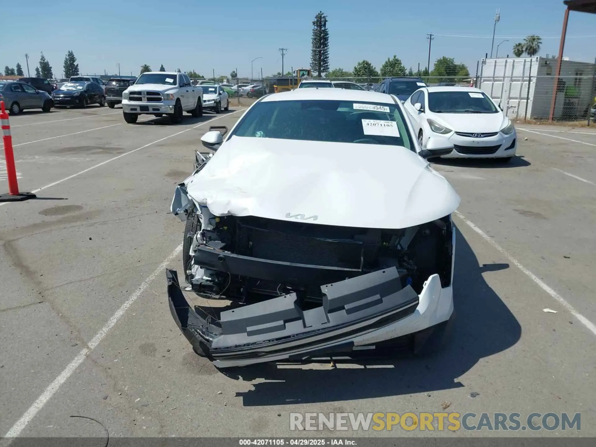 13 fotografías del automóvil dañado 3KPFT4DE5SE022813 KIA K4 2025
