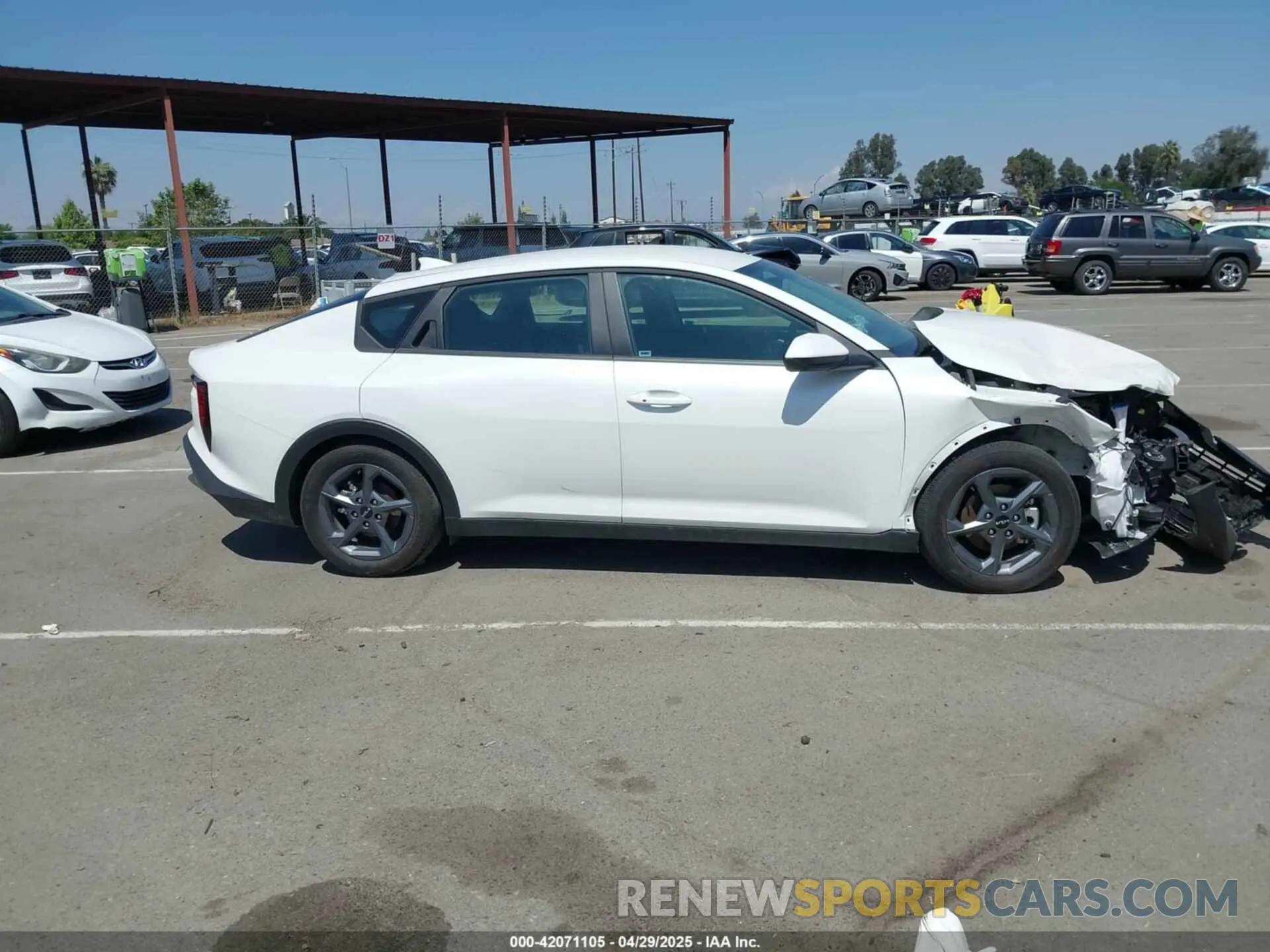 14 fotografías del automóvil dañado 3KPFT4DE5SE022813 KIA K4 2025