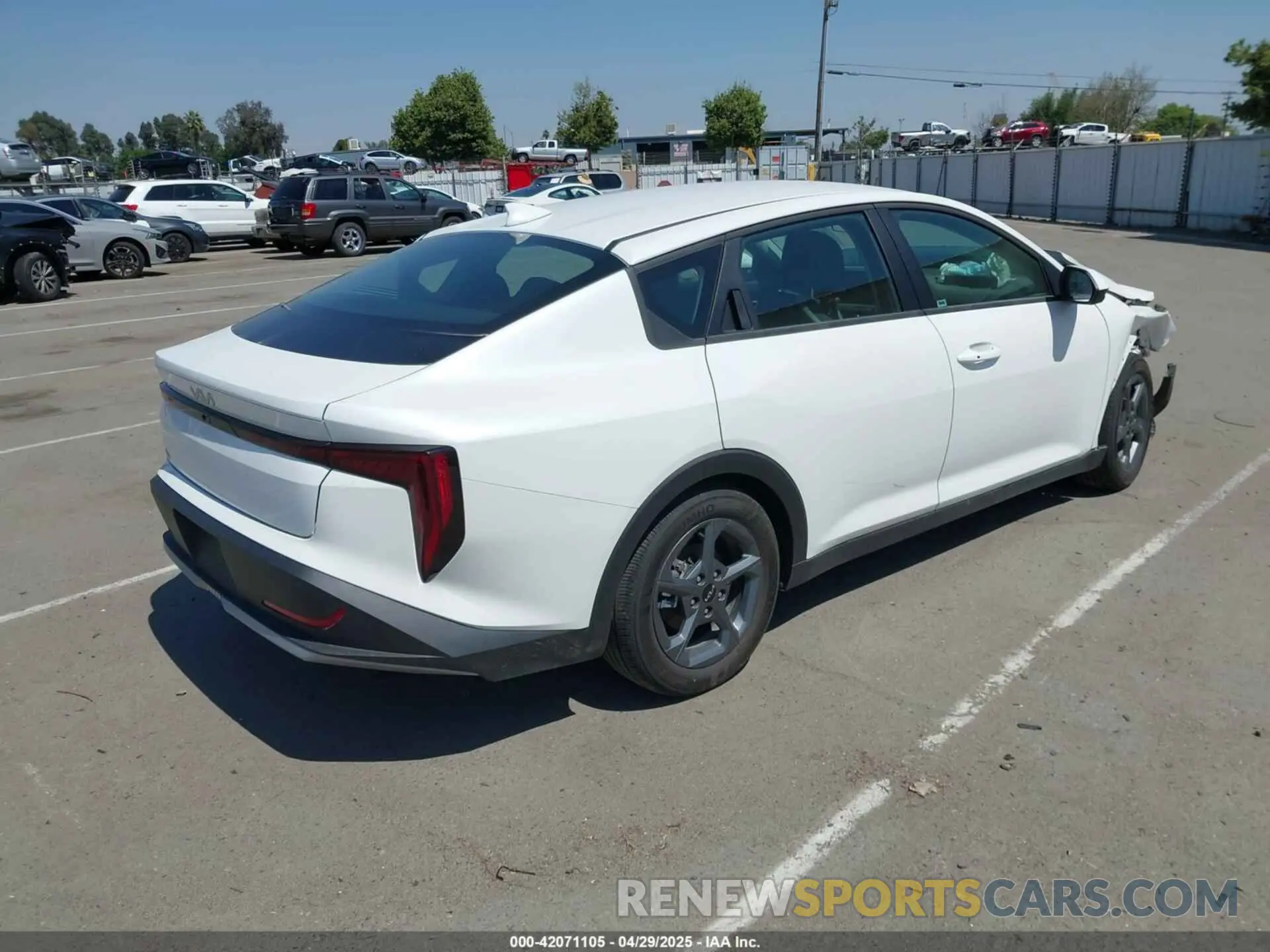 4 fotografías del automóvil dañado 3KPFT4DE5SE022813 KIA K4 2025