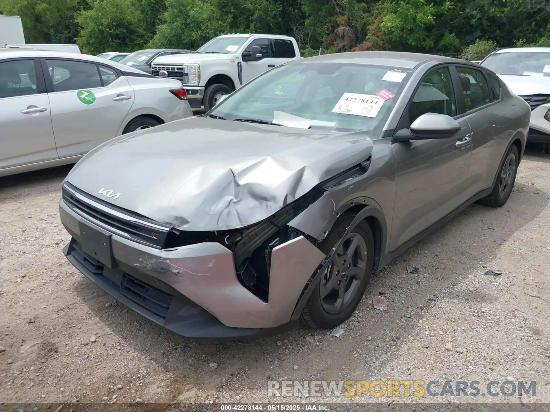 2 fotografías del automóvil dañado 3KPFT4DE7SE038320 KIA K4 2025