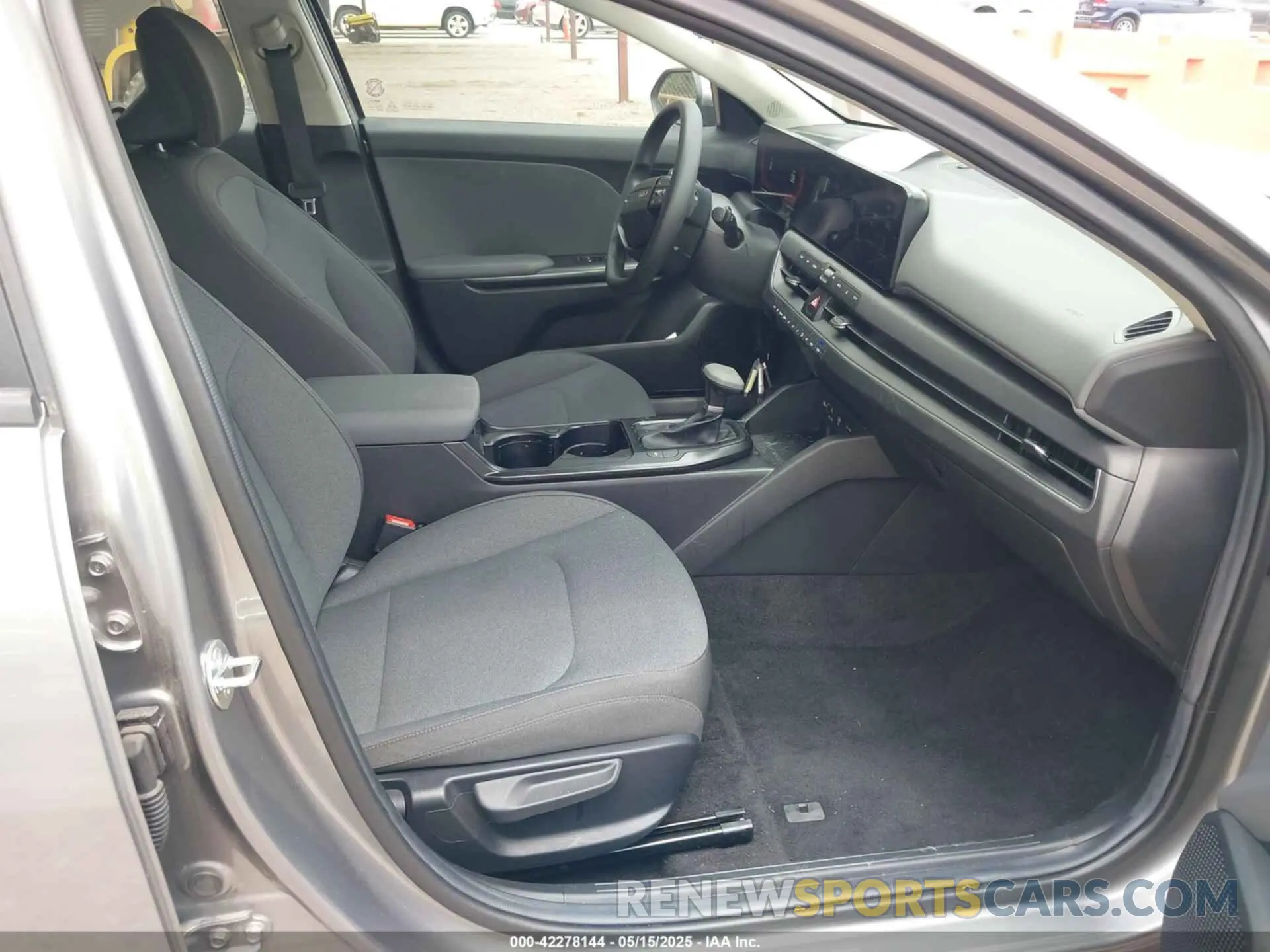 5 fotografías del automóvil dañado 3KPFT4DE7SE038320 KIA K4 2025