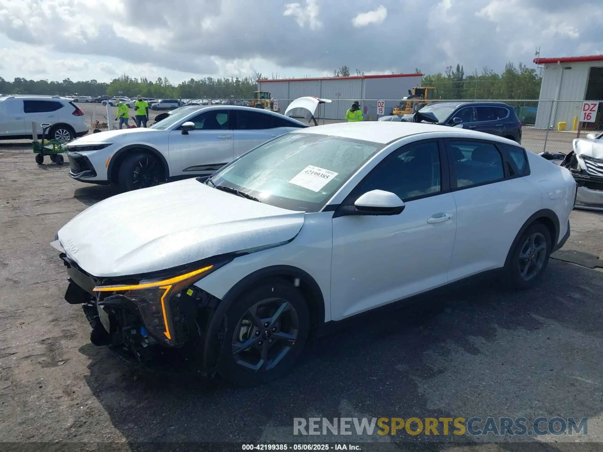 2 fotografías del automóvil dañado 3KPFT4DE7SE047910 KIA K4 2025