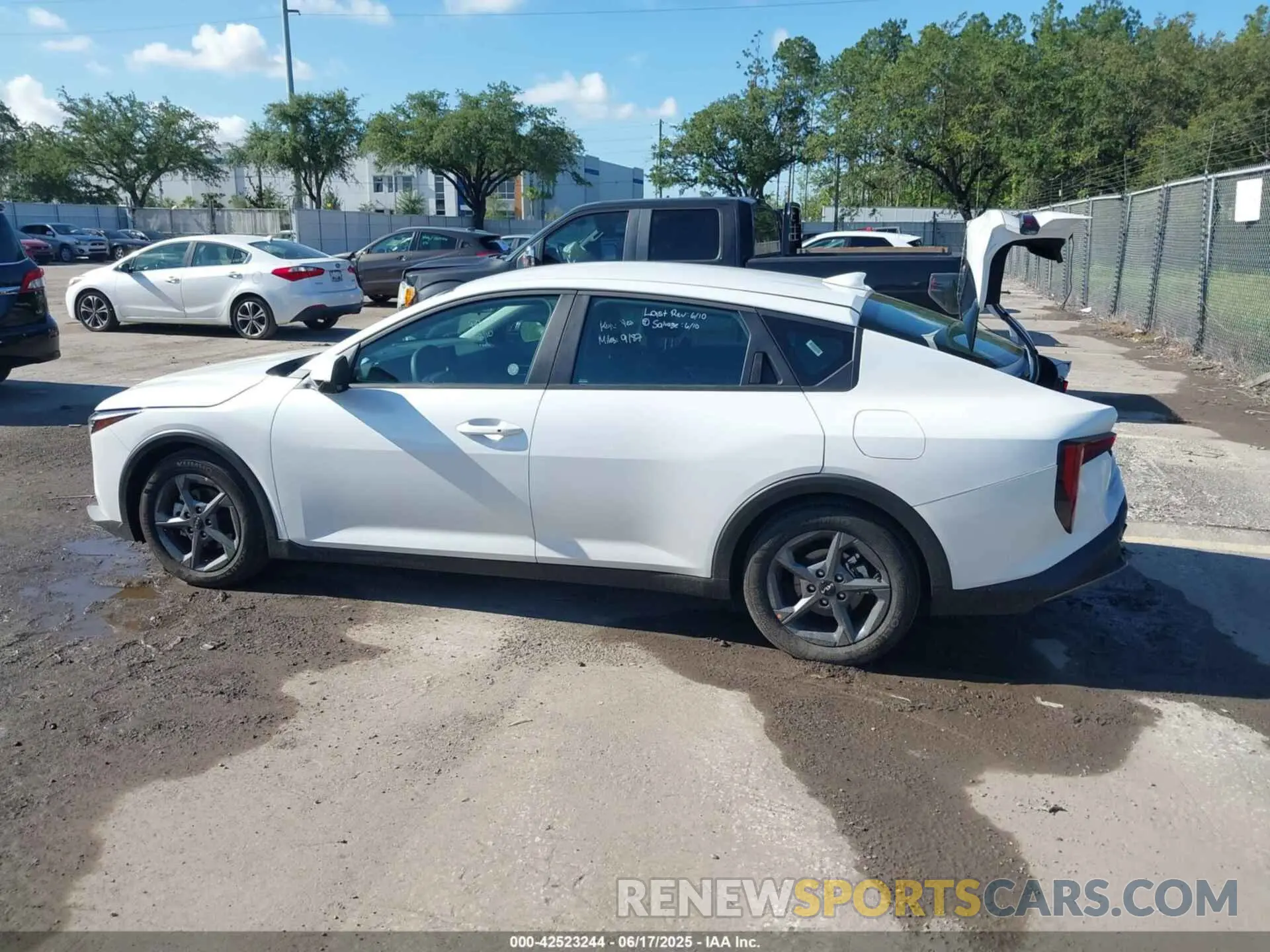 14 fotografías del automóvil dañado 3KPFT4DE7SE058549 KIA K4 2025