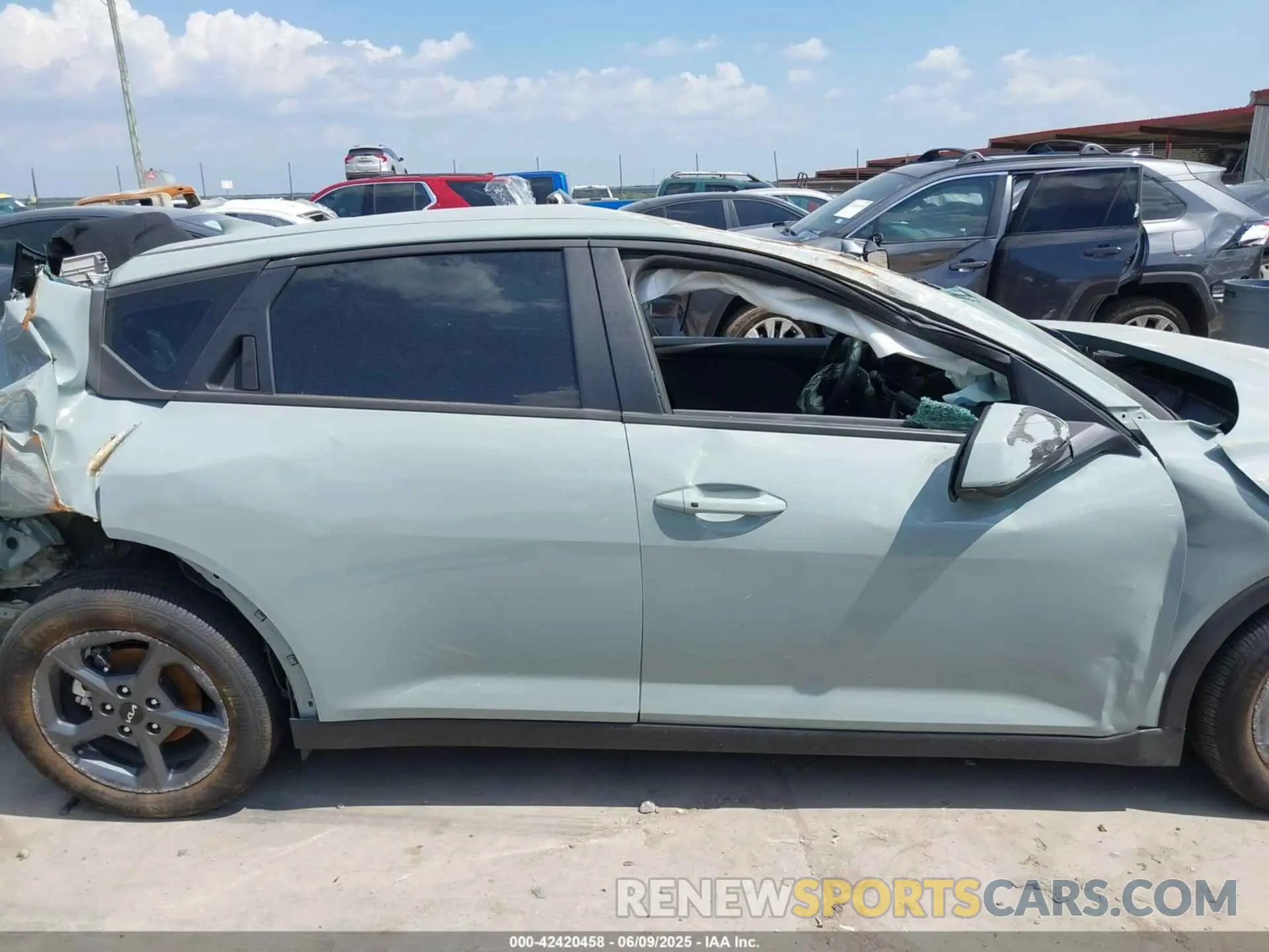 13 fotografías del automóvil dañado 3KPFT4DE8SE089955 KIA K4 2025