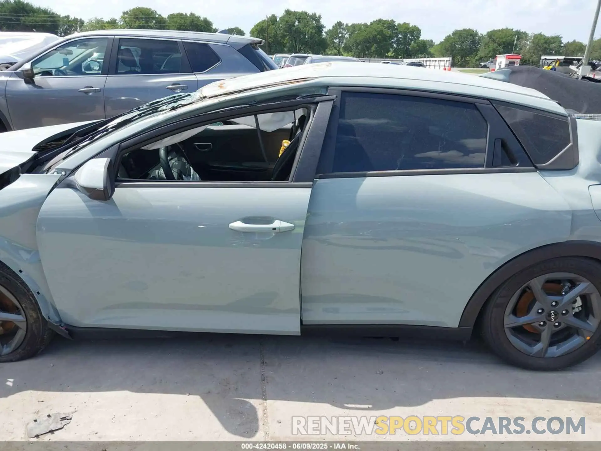 14 fotografías del automóvil dañado 3KPFT4DE8SE089955 KIA K4 2025