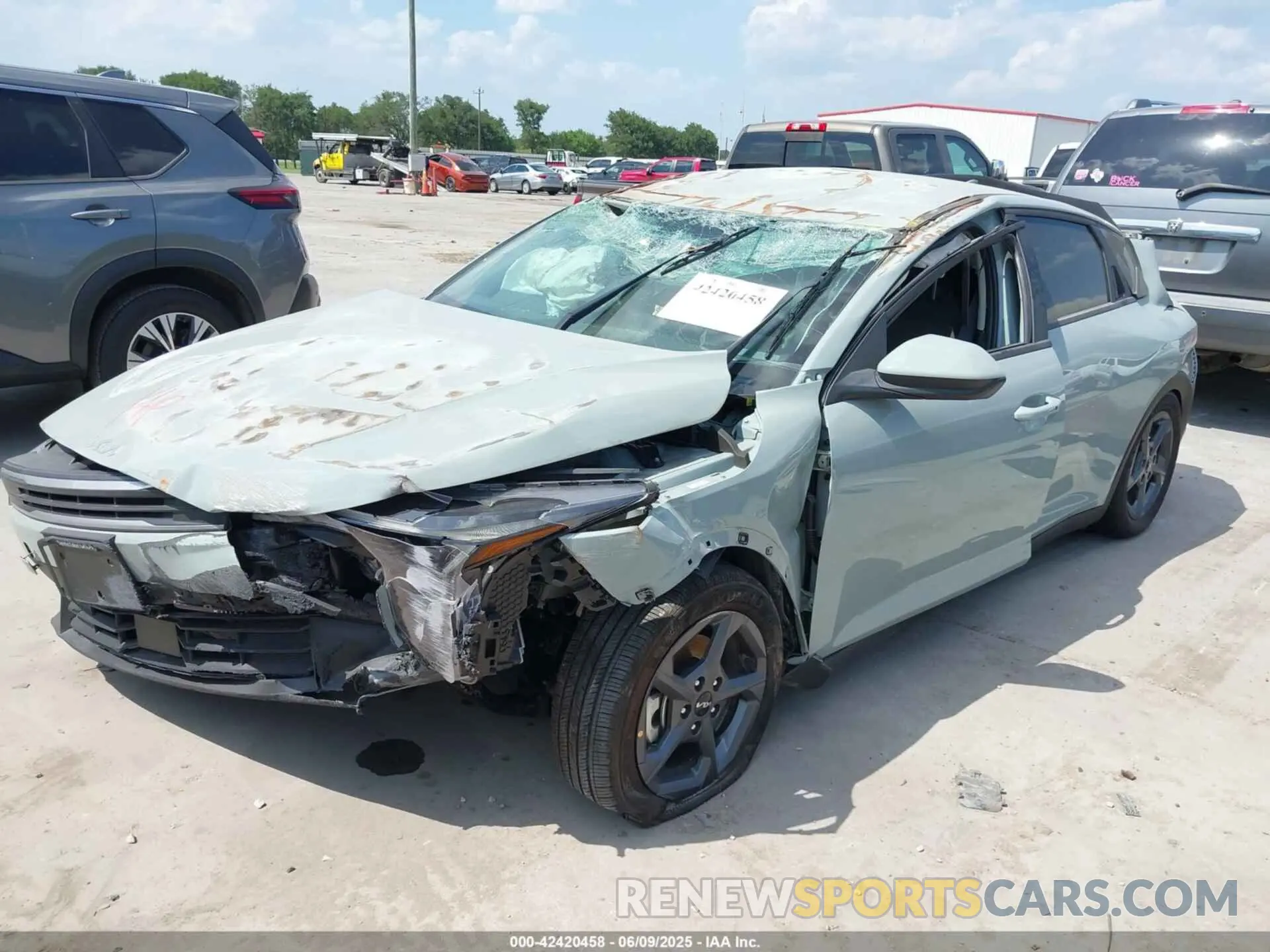 2 fotografías del automóvil dañado 3KPFT4DE8SE089955 KIA K4 2025