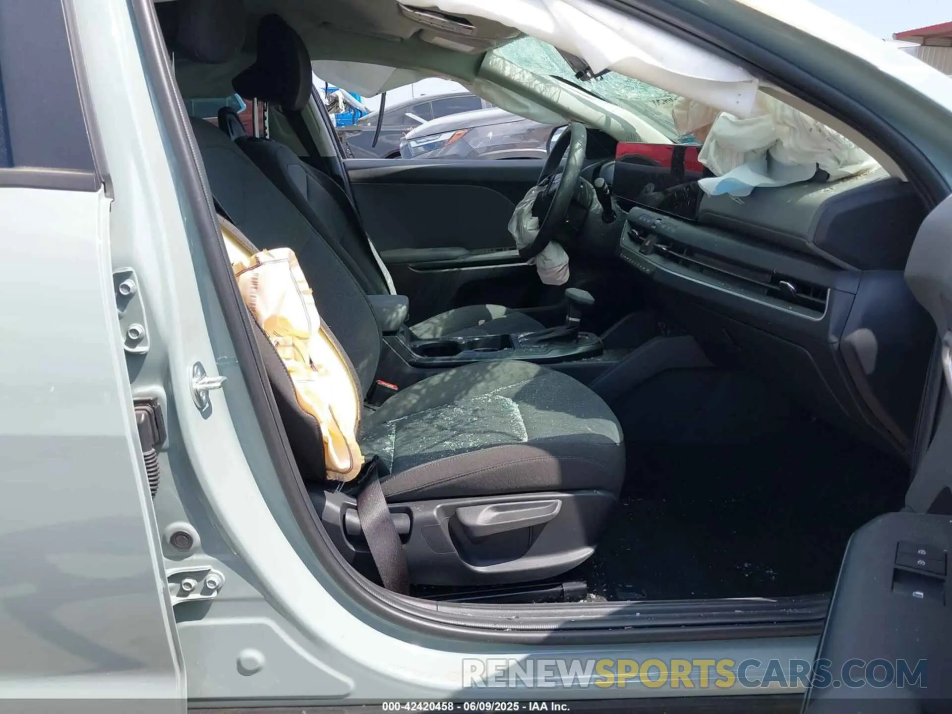 5 fotografías del automóvil dañado 3KPFT4DE8SE089955 KIA K4 2025