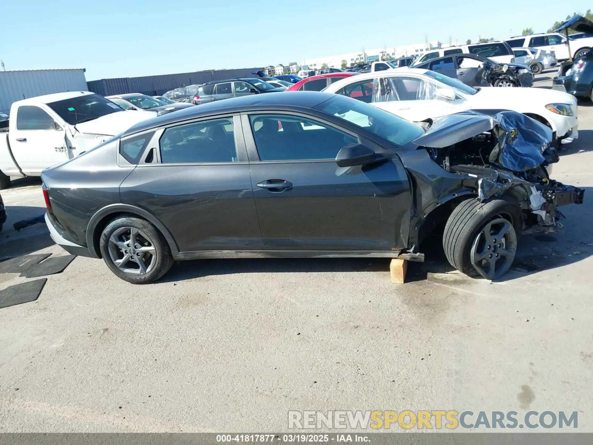 14 fotografías del automóvil dañado 3KPFT4DE9SE051568 KIA K4 2025
