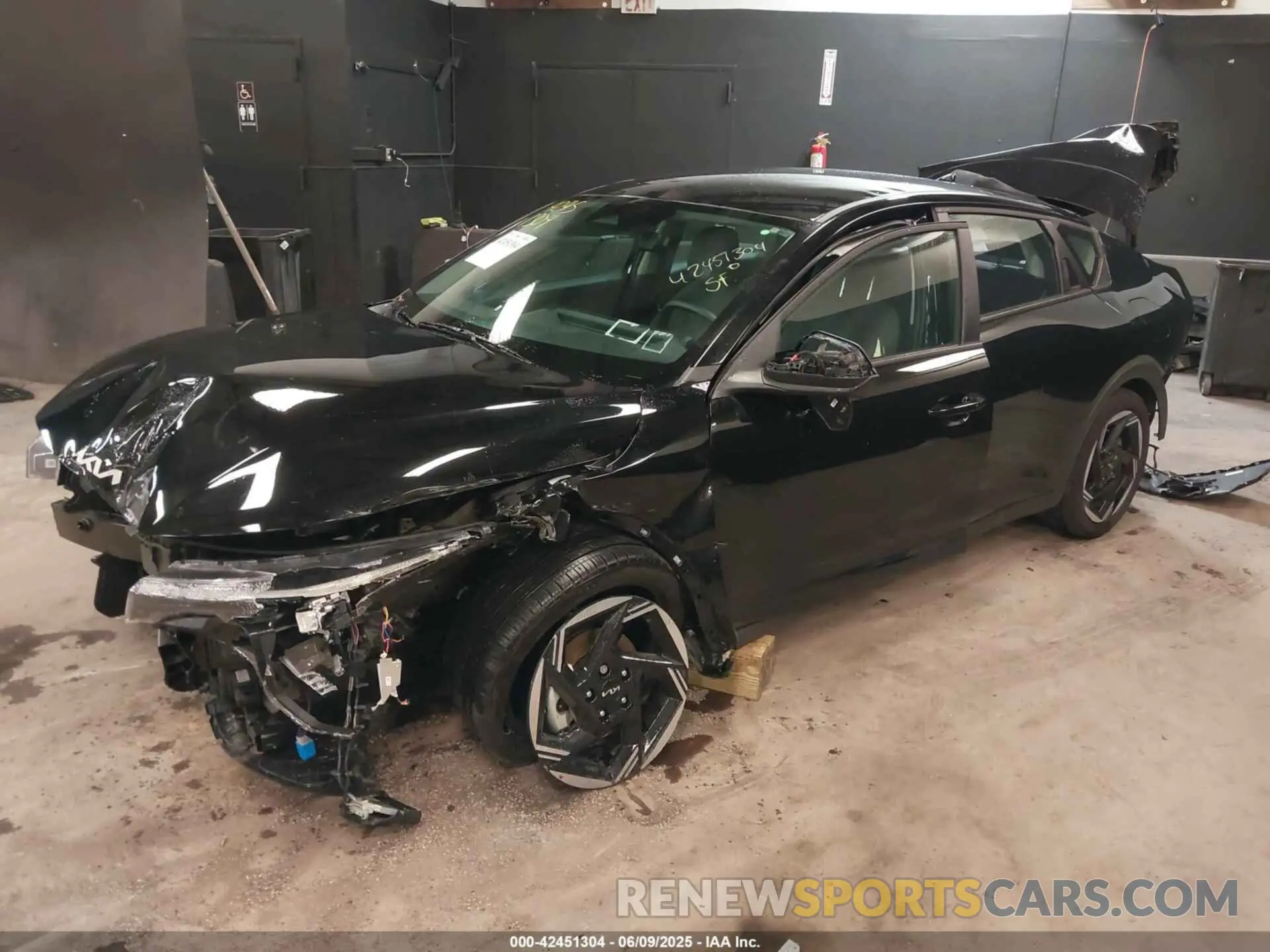 2 fotografías del automóvil dañado 3KPFU4DE1SE011689 KIA K4 2025