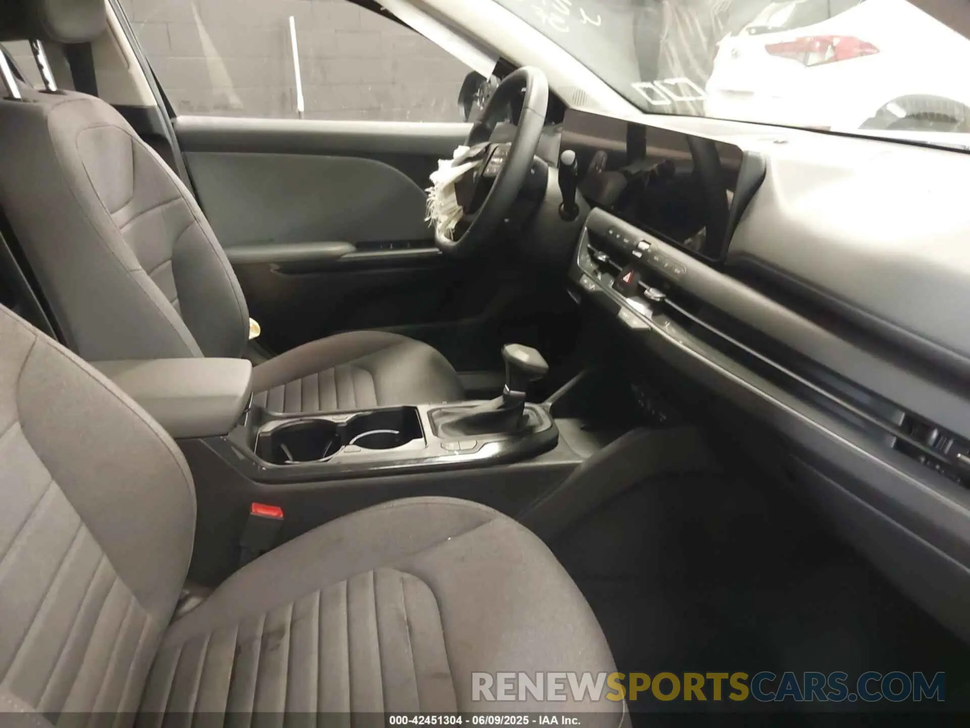 5 fotografías del automóvil dañado 3KPFU4DE1SE011689 KIA K4 2025