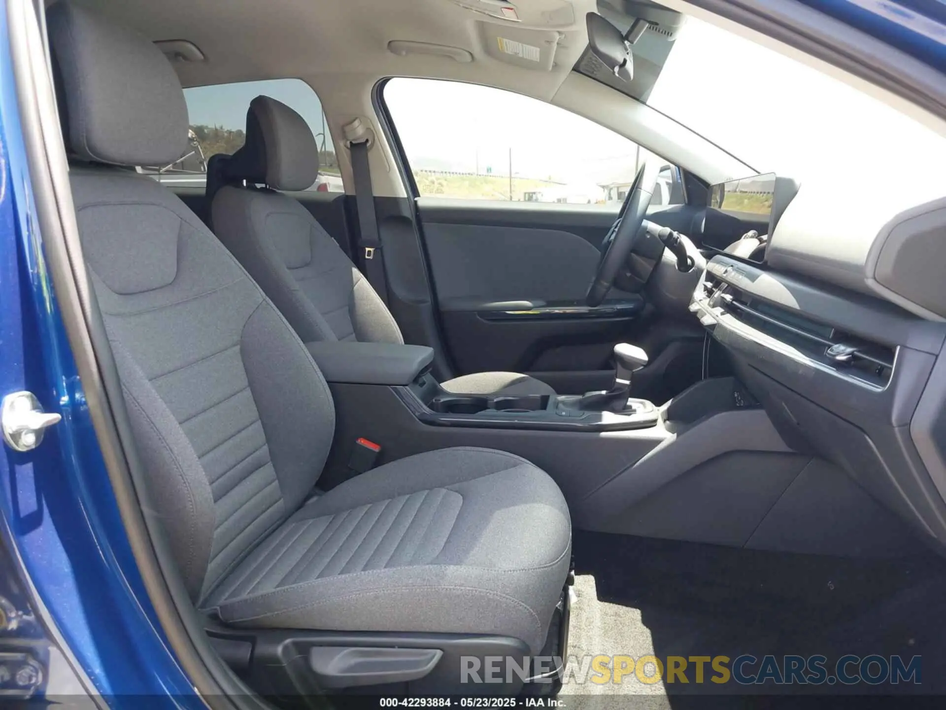 5 fotografías del automóvil dañado 3KPFU4DE8SE111546 KIA K4 2025