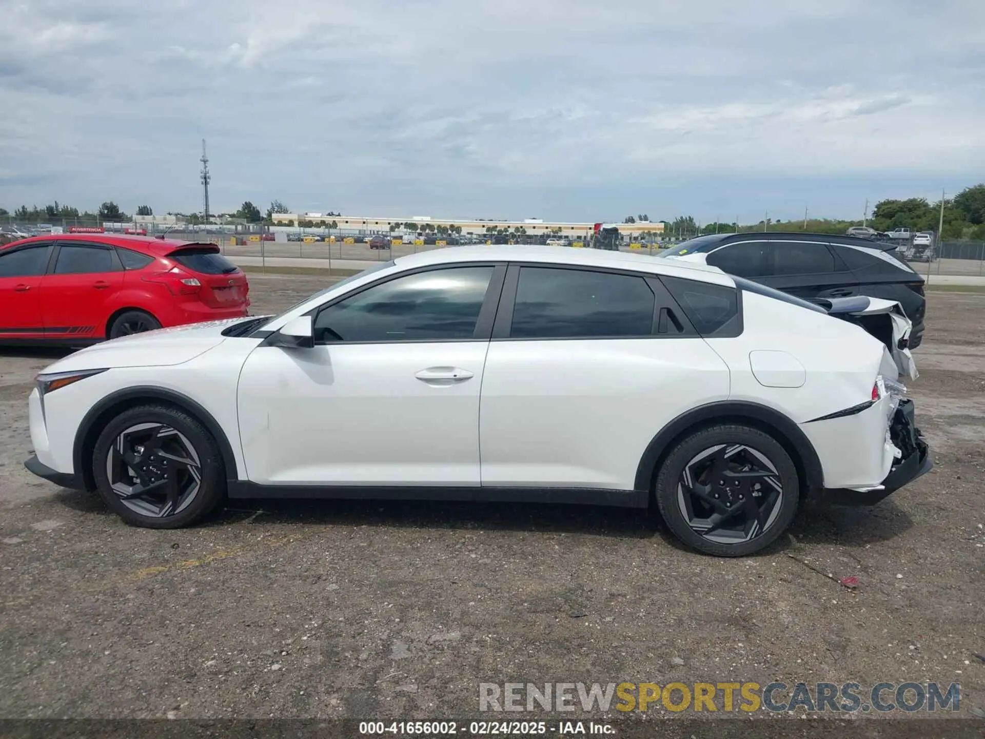 14 fotografías del automóvil dañado 3KPFU4DE9SE002366 KIA K4 2025