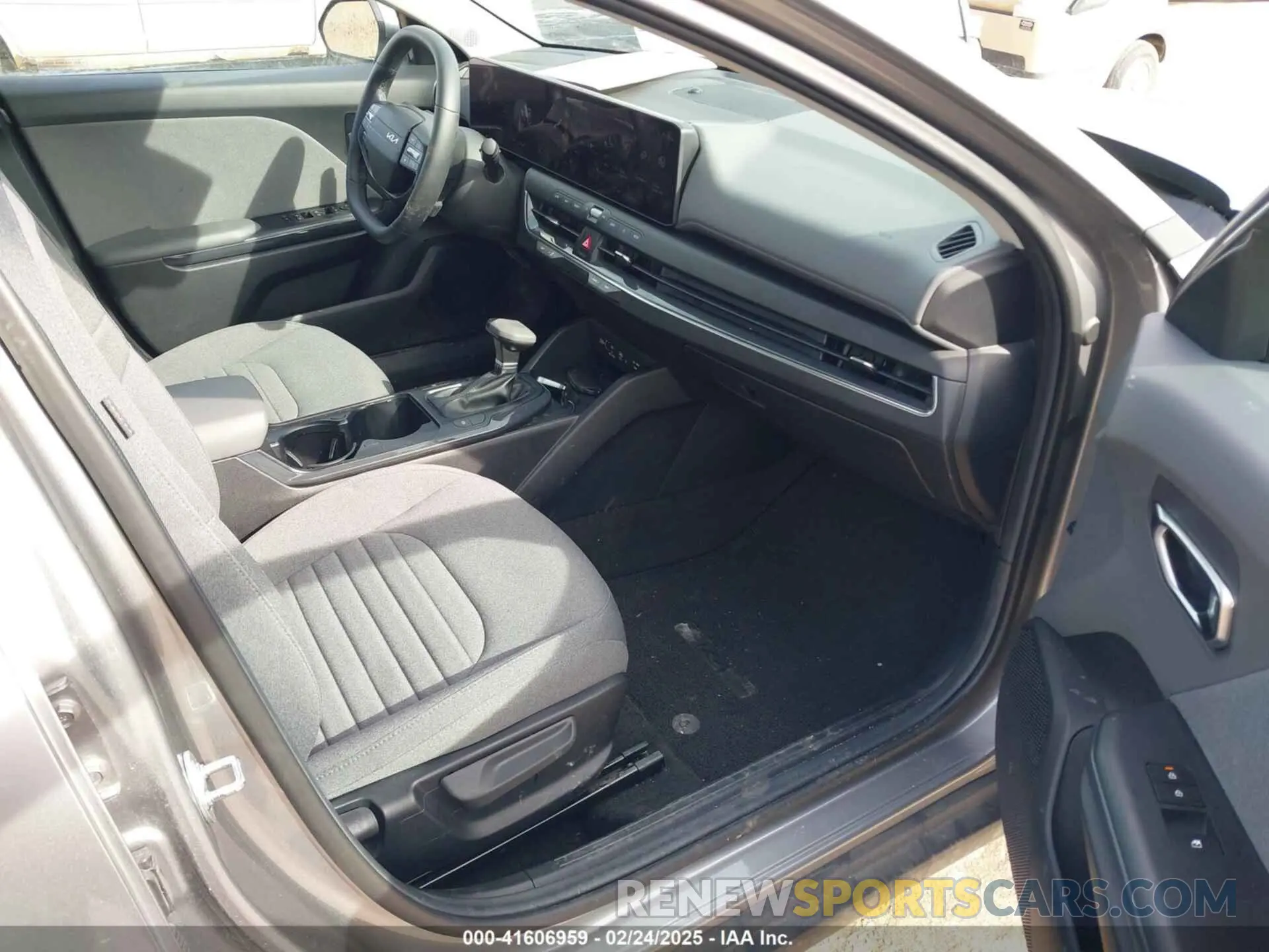 5 fotografías del automóvil dañado 3KPFU4DEXSE007673 KIA K4 2025