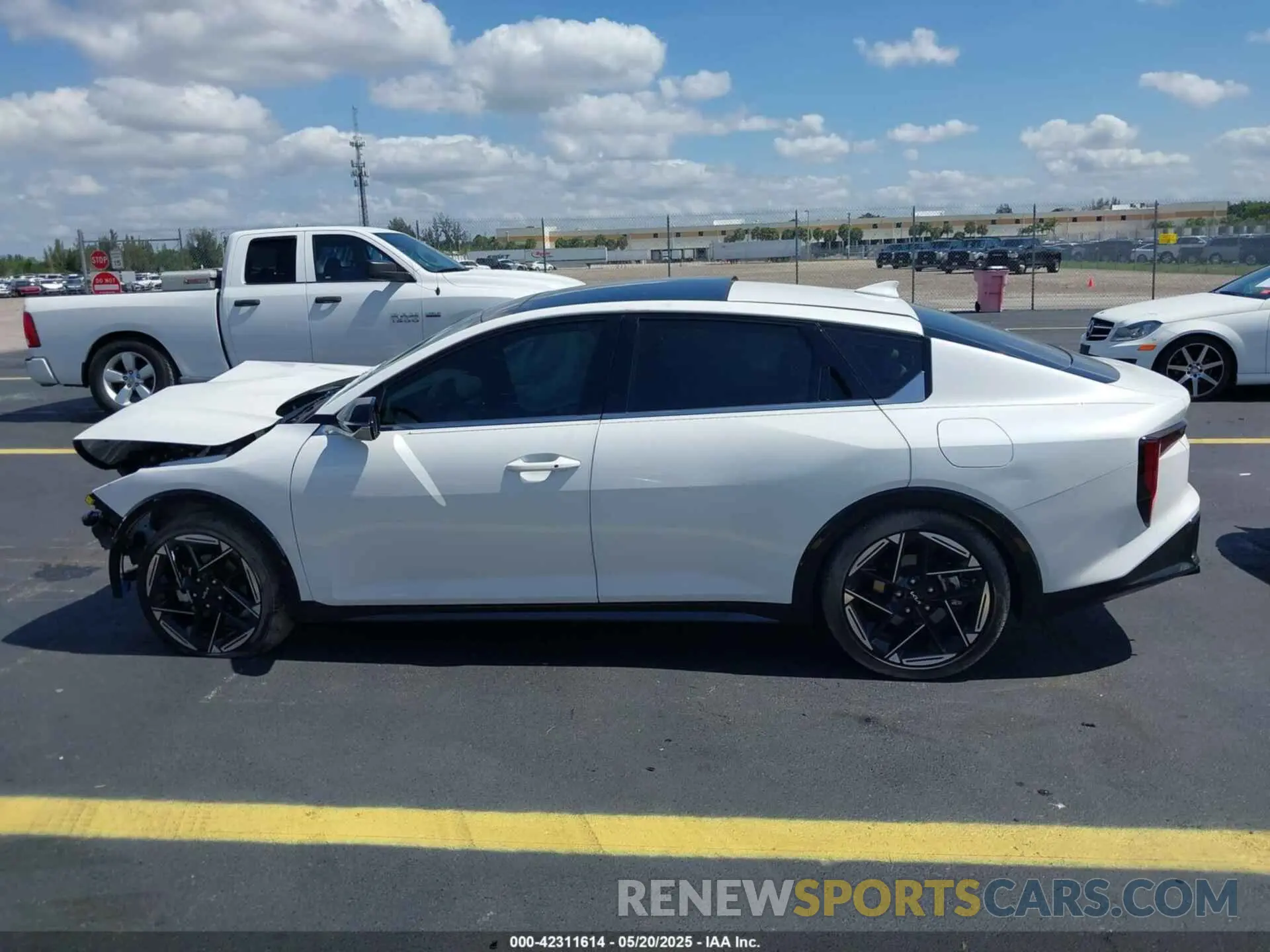 14 fotografías del automóvil dañado 3KPFW4DE9SE045003 KIA K4 2025