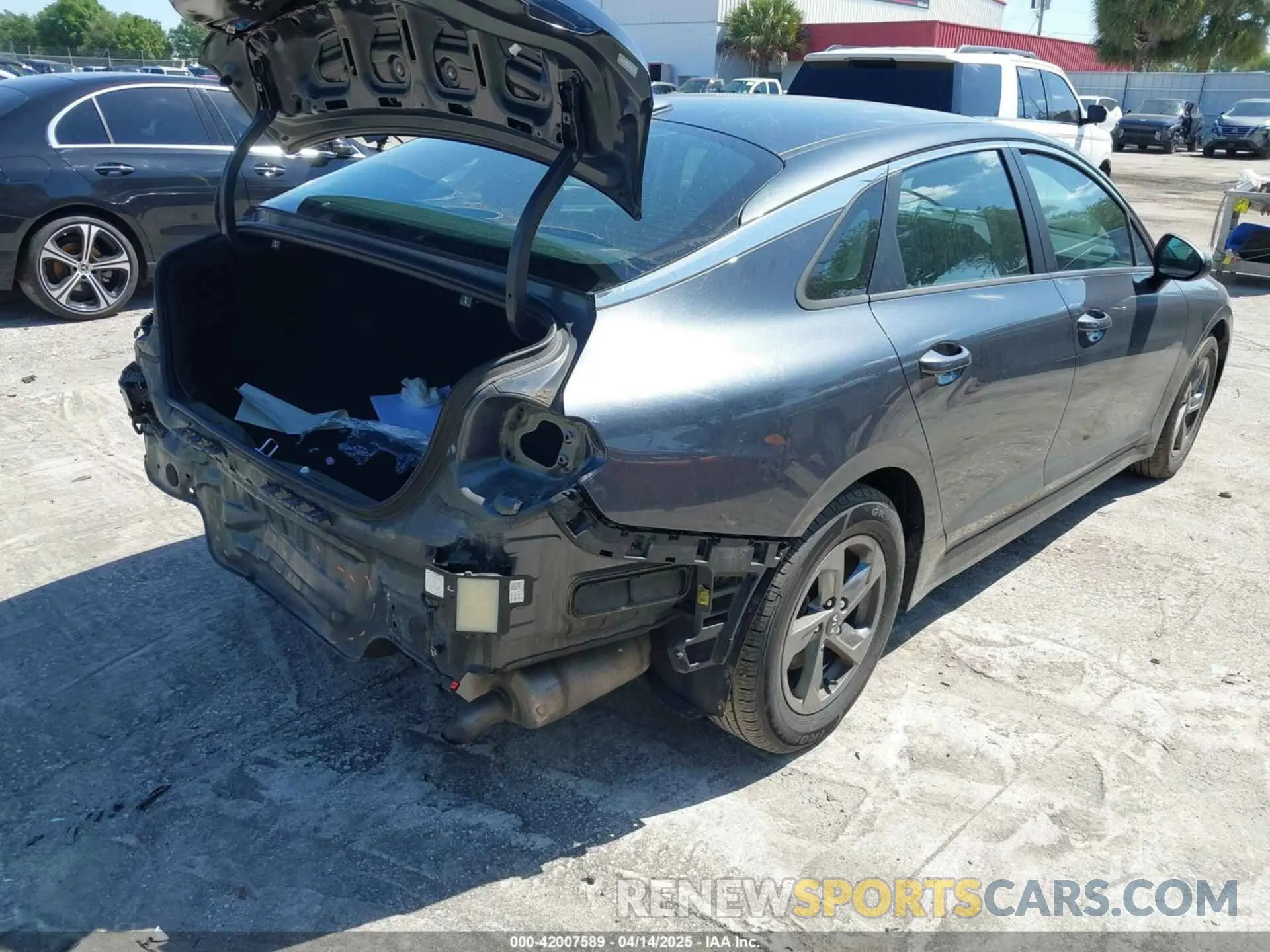 4 fotografías del automóvil dañado 5XXG14J22MG020953 KIA K5 2021