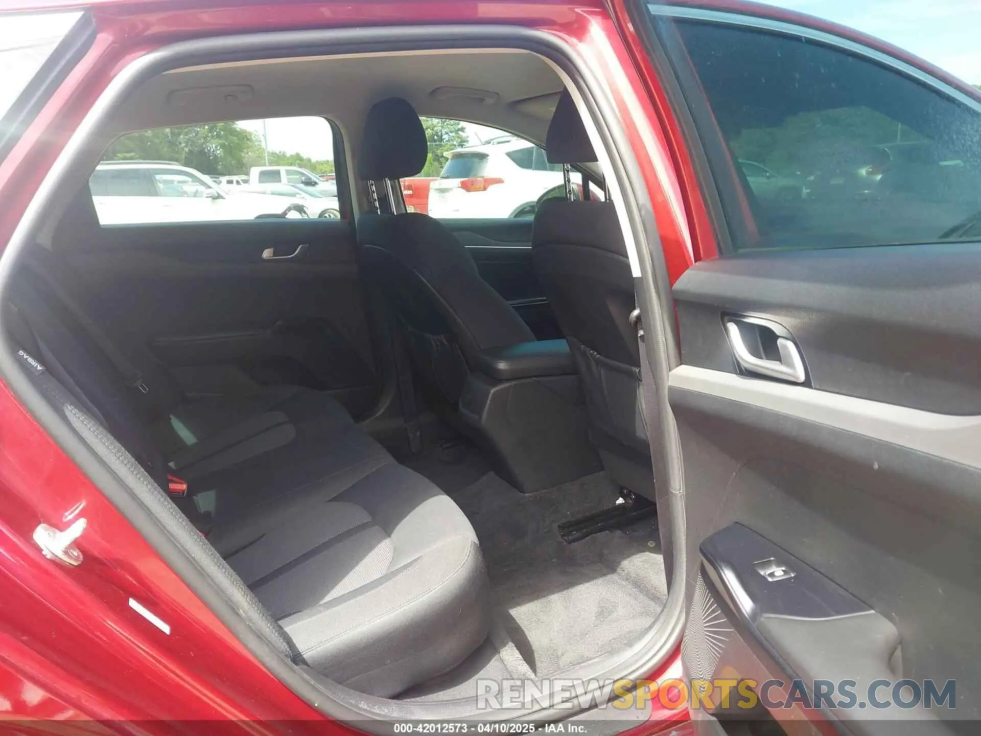 8 fotografías del automóvil dañado 5XXG14J25MG017996 KIA K5 2021