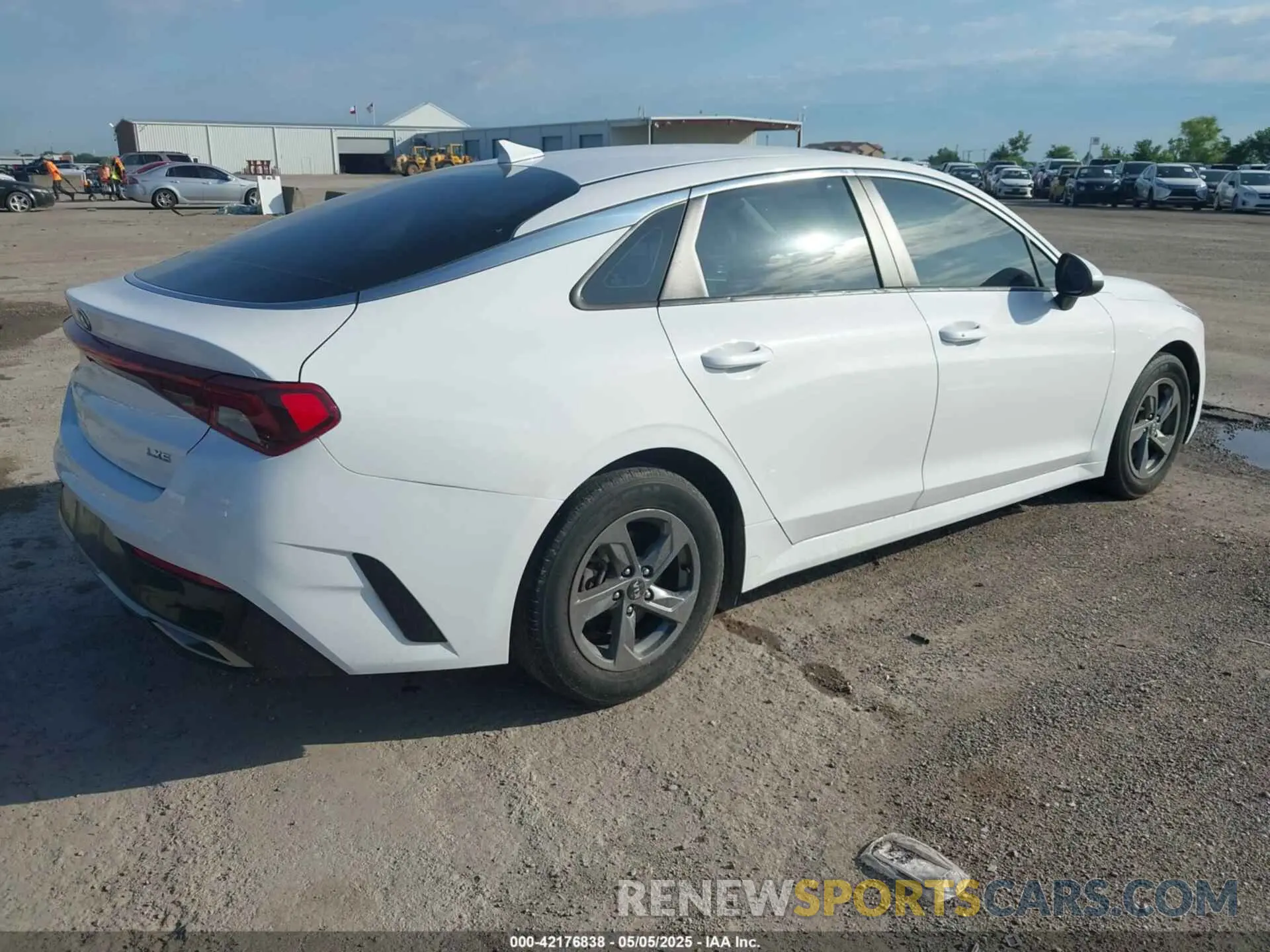 4 fotografías del automóvil dañado 5XXG14J25MG024754 KIA K5 2021