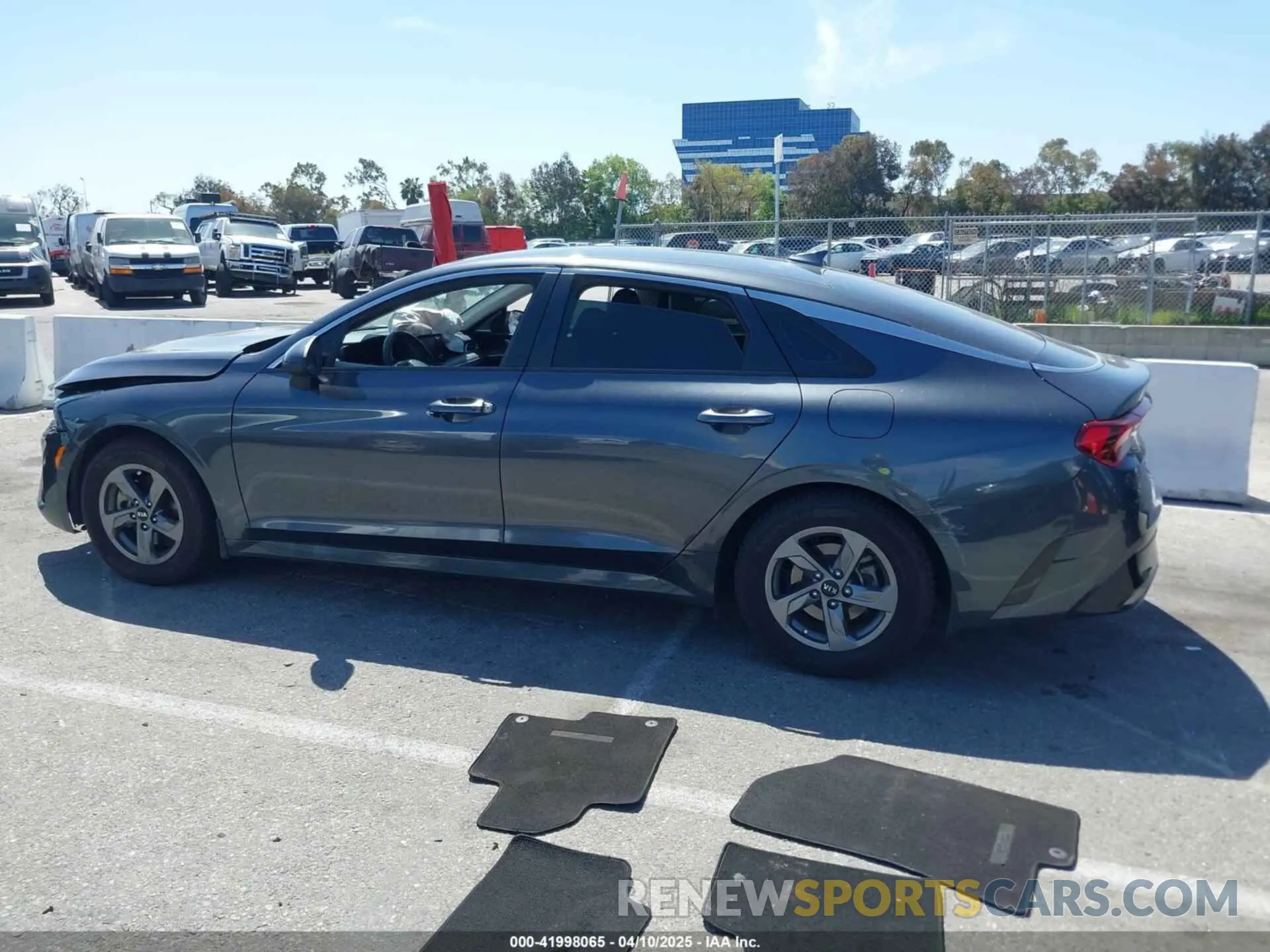 13 fotografías del automóvil dañado 5XXG14J25MG038198 KIA K5 2021