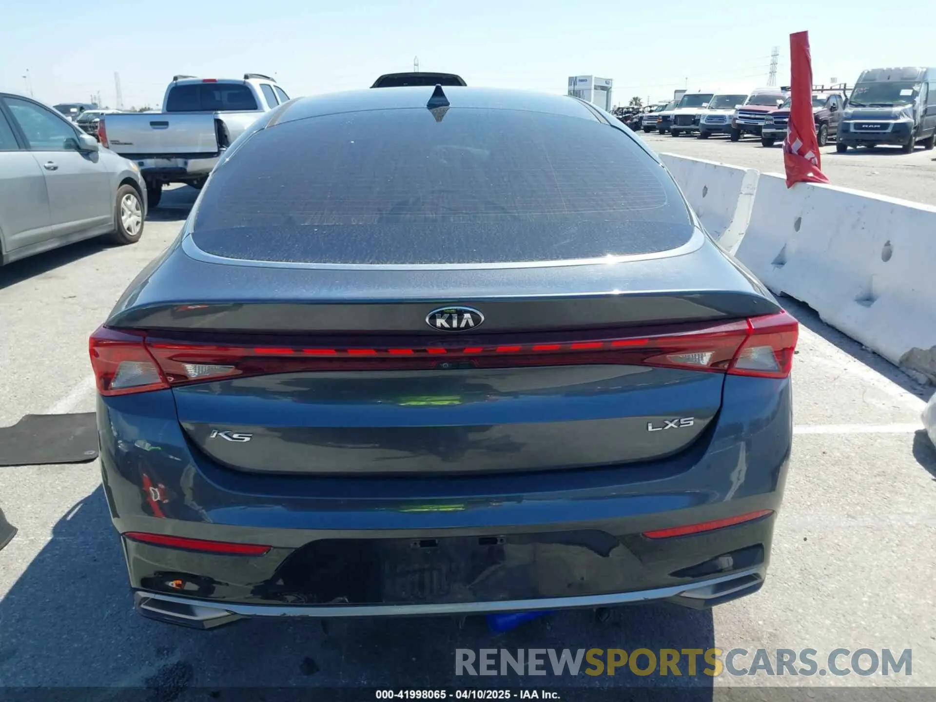 15 fotografías del automóvil dañado 5XXG14J25MG038198 KIA K5 2021