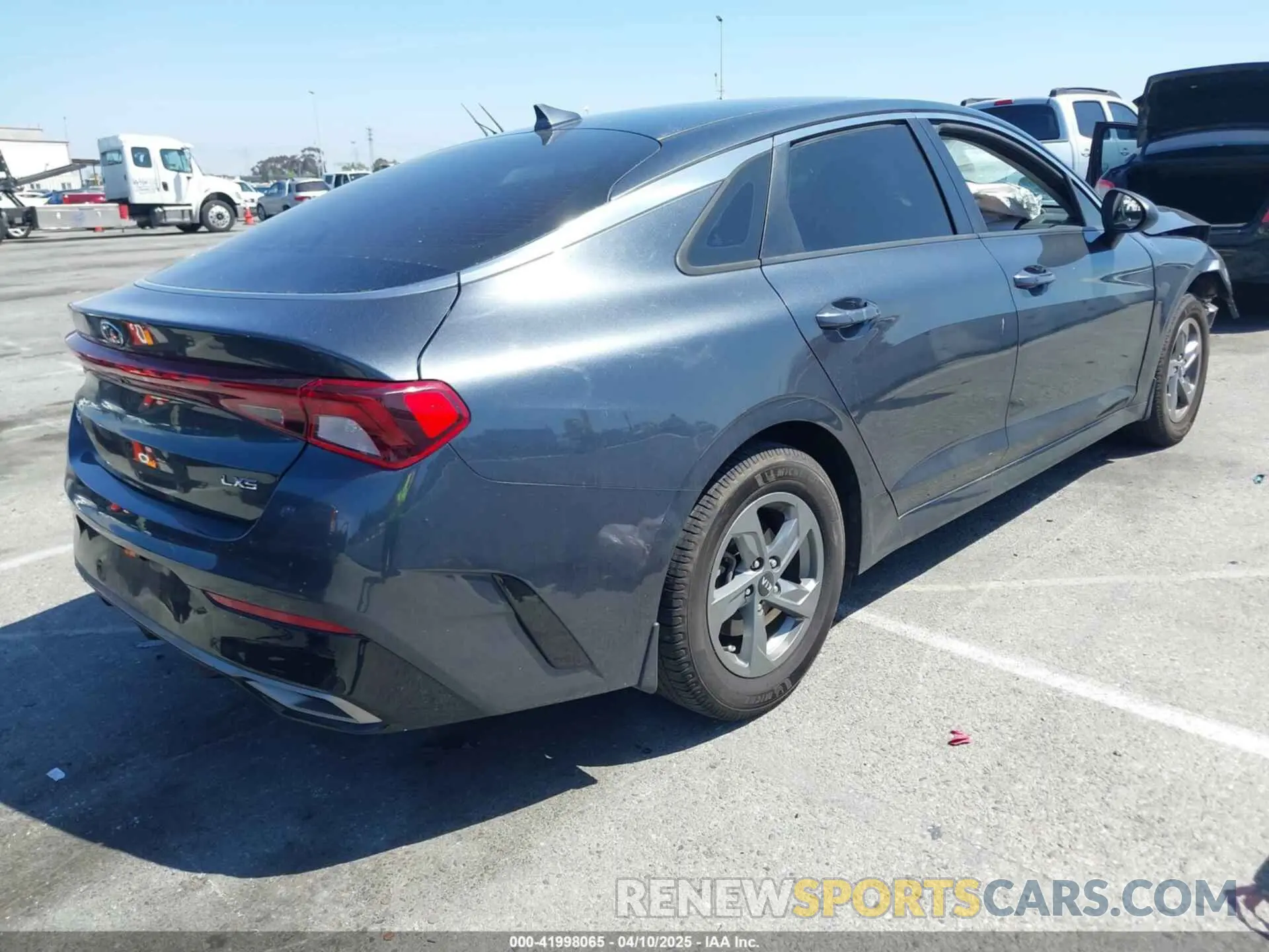 4 fotografías del automóvil dañado 5XXG14J25MG038198 KIA K5 2021