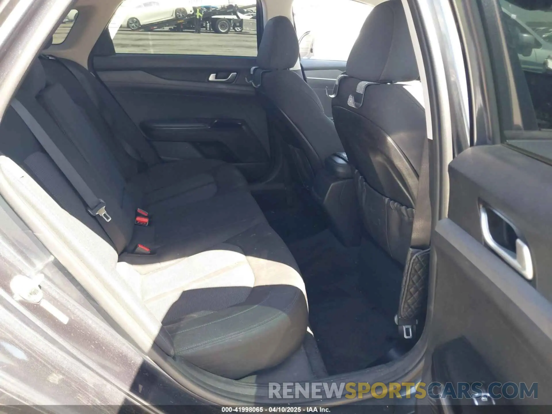 8 fotografías del automóvil dañado 5XXG14J25MG038198 KIA K5 2021